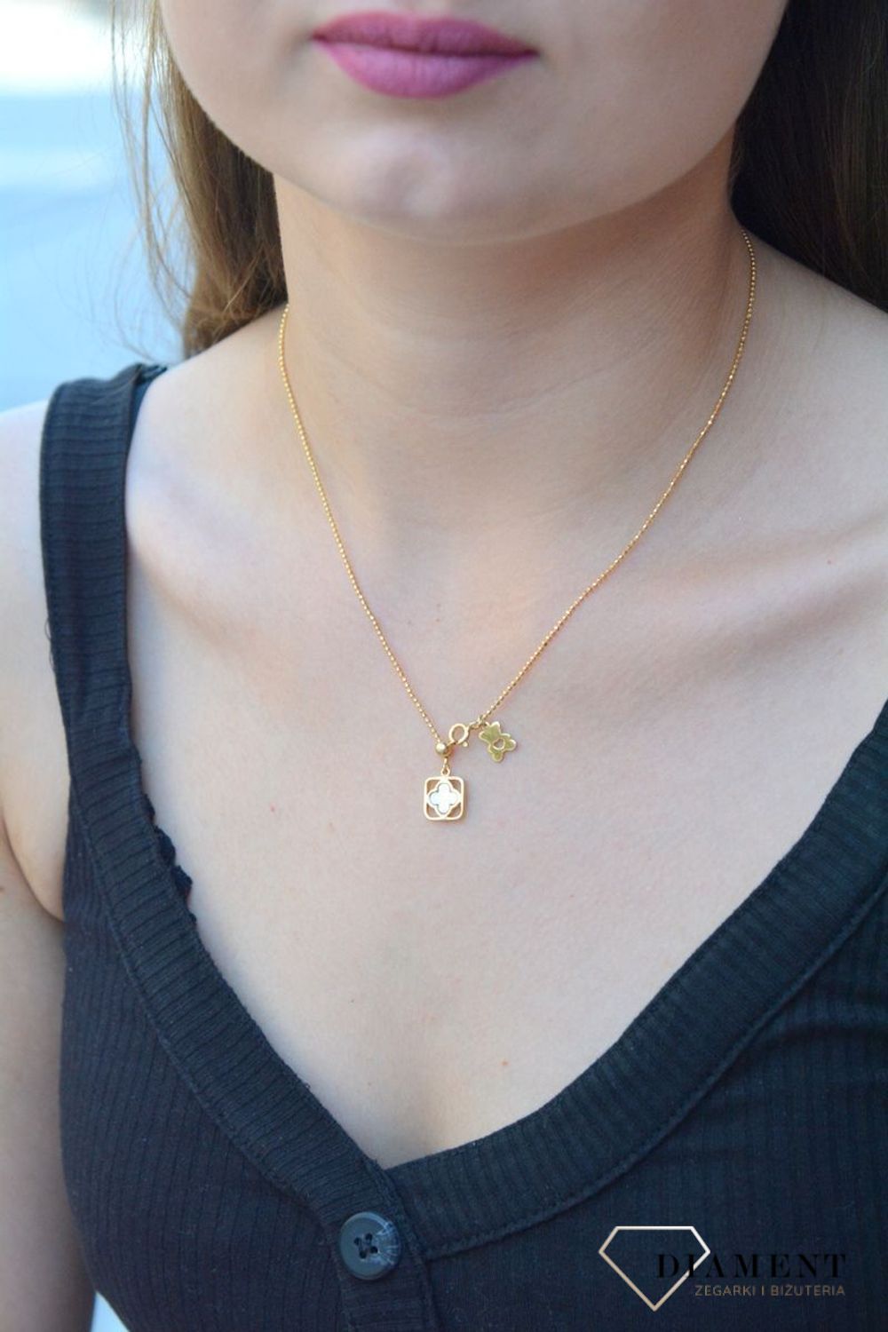 Pozłacany naszyjnik Miś z koniczynką 925 DIA-NSZ-6563-925.  Zawieszka z misiem TUOS'.  Naszyjnik będzie świetnym dodatkiem pasującym do wielu stylizacji. Jest idealnym pomysłem na prezen.jpg