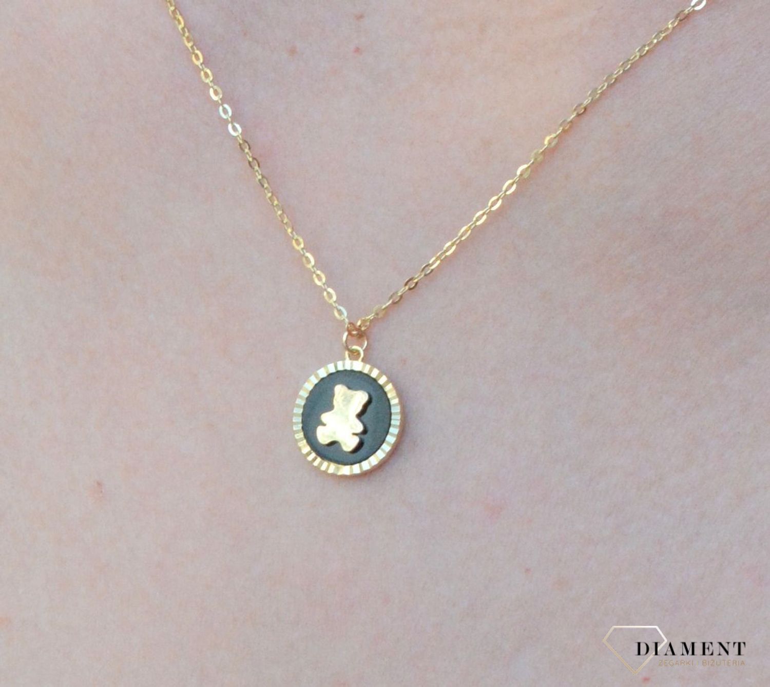 Naszyjnik pozłacany Miś na czarnej emalii DIA-NSZ-6564-925. Biżuteria ta  będzie idealną opcją do każdego rodzaju stylizacji zarówno tych dziennych jak i bardziej wieczorowych. Modny naszyjnik jest idealnym pomysłem na prezent (1).jpg