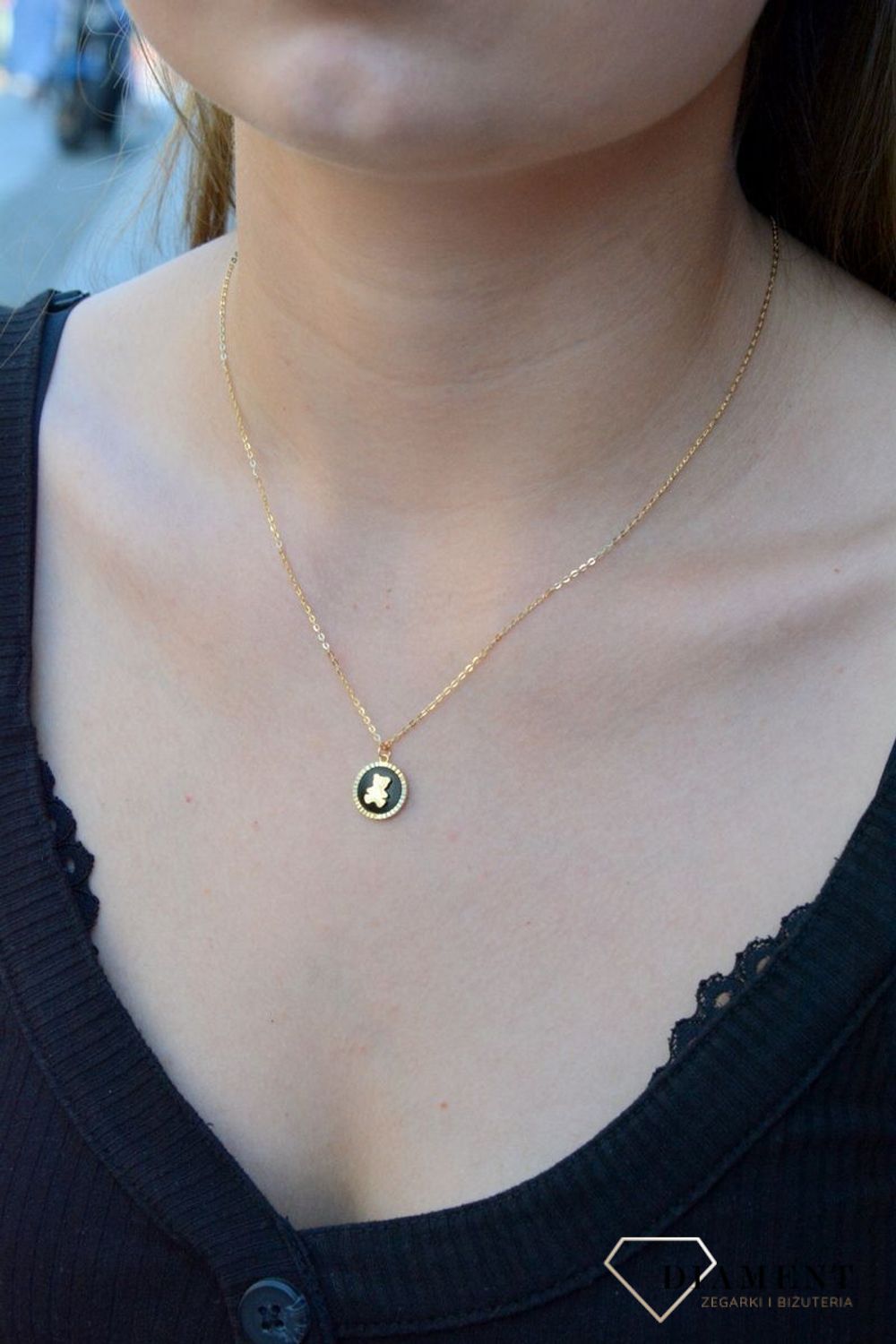 Naszyjnik pozłacany Miś na czarnej emalii DIA-NSZ-6564-925. Biżuteria ta  będzie idealną opcją do każdego rodzaju stylizacji zarówno tych dziennych jak i bardziej wieczorowych. Modny naszyjnik jest idealnym pomysłem na prezent (1).jpg