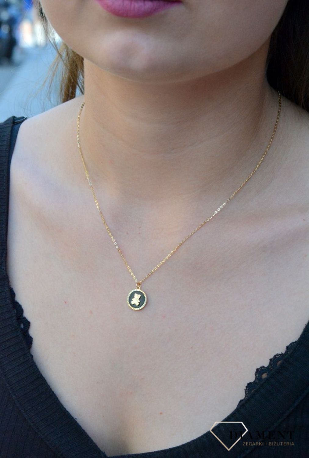 Naszyjnik pozłacany Miś na czarnej emalii DIA-NSZ-6564-925. Biżuteria ta  będzie idealną opcją do każdego rodzaju stylizacji zarówno tych dziennych jak i bardziej wieczorowych. Modny naszyjnik jest idealnym pomysłem na prezent (1).jpg