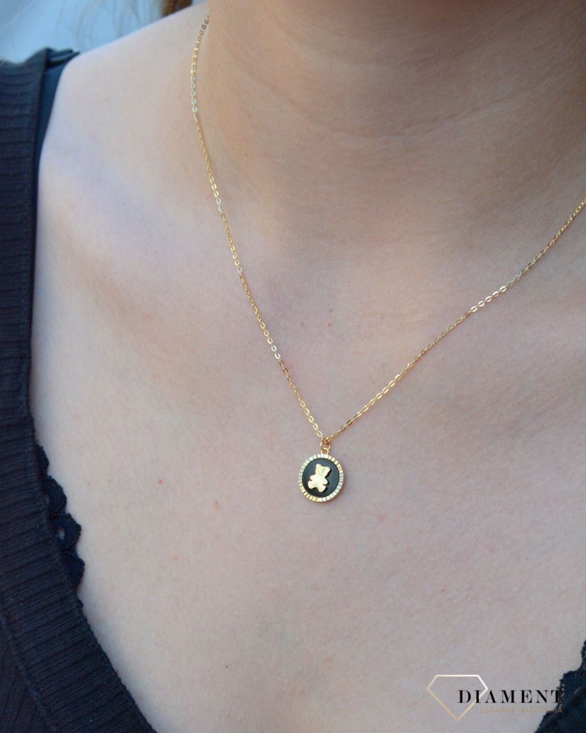 Naszyjnik pozłacany Miś na czarnej emalii DIA-NSZ-6564-925. Biżuteria ta  będzie idealną opcją do każdego rodzaju stylizacji zarówno tych dziennych jak i bardziej wieczorowych. Modny naszyjnik jest idealnym pomysłem na prezent (1).jpg