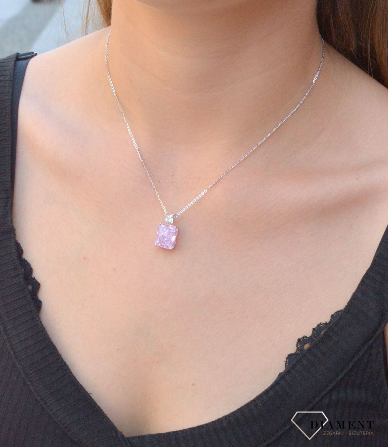 Srebrny naszyjnik różowa cyrkonia DIA-NSZ-6569-925. Klasyczny, lecz efektowny dodatek jest idealnym pomysłem na prezent dla kobiety w każdym wieku. Klasyczny, elegancki naszyjnik. Mieniący się różowy naszyjnik (1).jpg