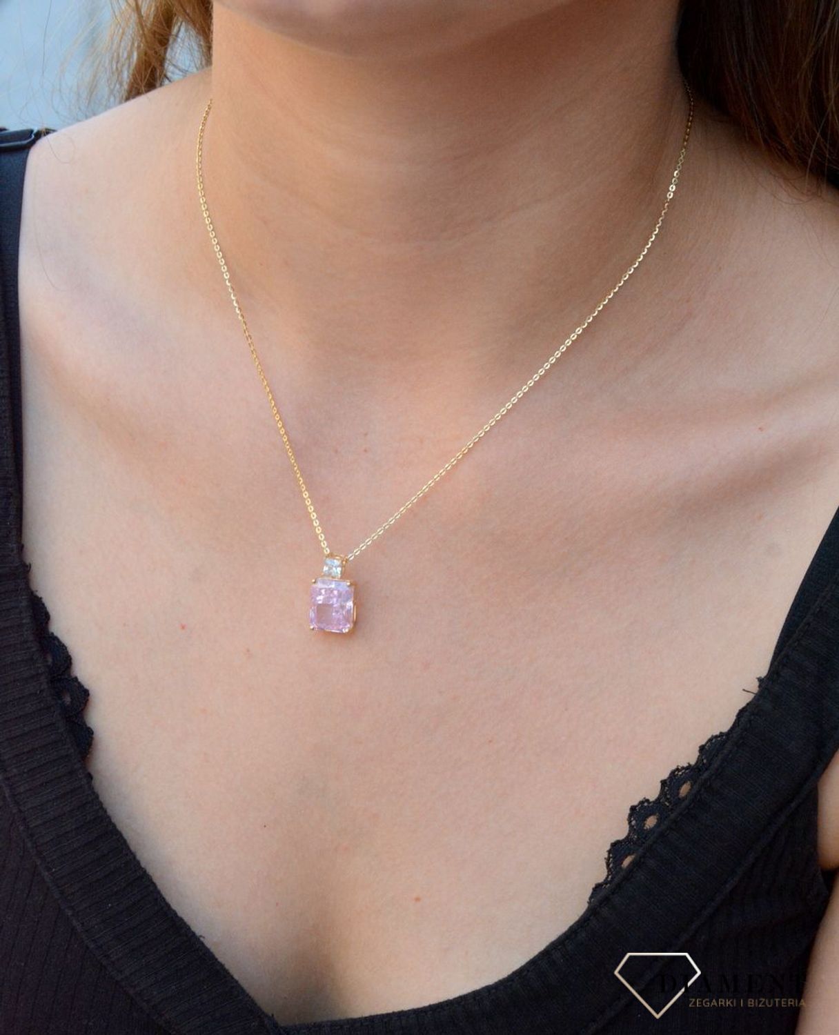 Pozłacany naszyjnik różowa cyrkonia DIA-NSZ-6569Z-925. Jest idealnym pomysłem na prezent. Naszyjnik z dużą zawieszką w formie cyrkonii. Elegancki naszyjnik do wieczorowej sukienki (1).jpg