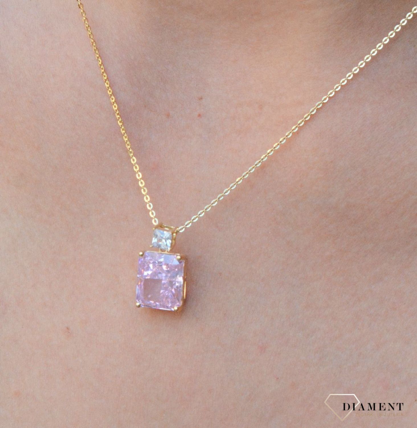 Pozłacany naszyjnik różowa cyrkonia DIA-NSZ-6569Z-925. Jest idealnym pomysłem na prezent. Naszyjnik z dużą zawieszką w formie cyrkonii. Elegancki naszyjnik do wieczorowej sukienki (1).jpg