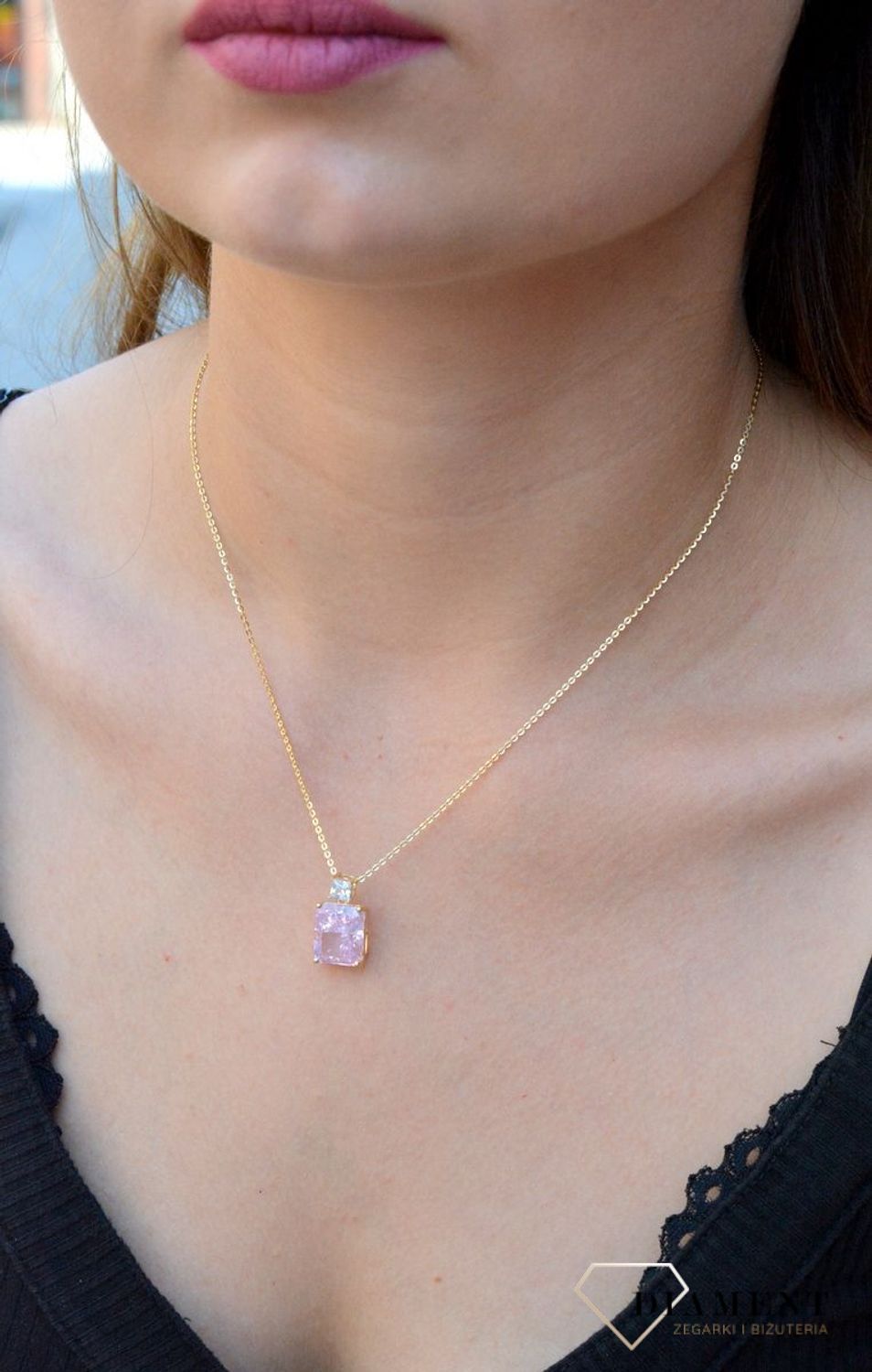 Pozłacany naszyjnik różowa cyrkonia DIA-NSZ-6569Z-925. Jest idealnym pomysłem na prezent. Naszyjnik z dużą zawieszką w formie cyrkonii. Elegancki naszyjnik do wieczorowej sukienki (1).jpg