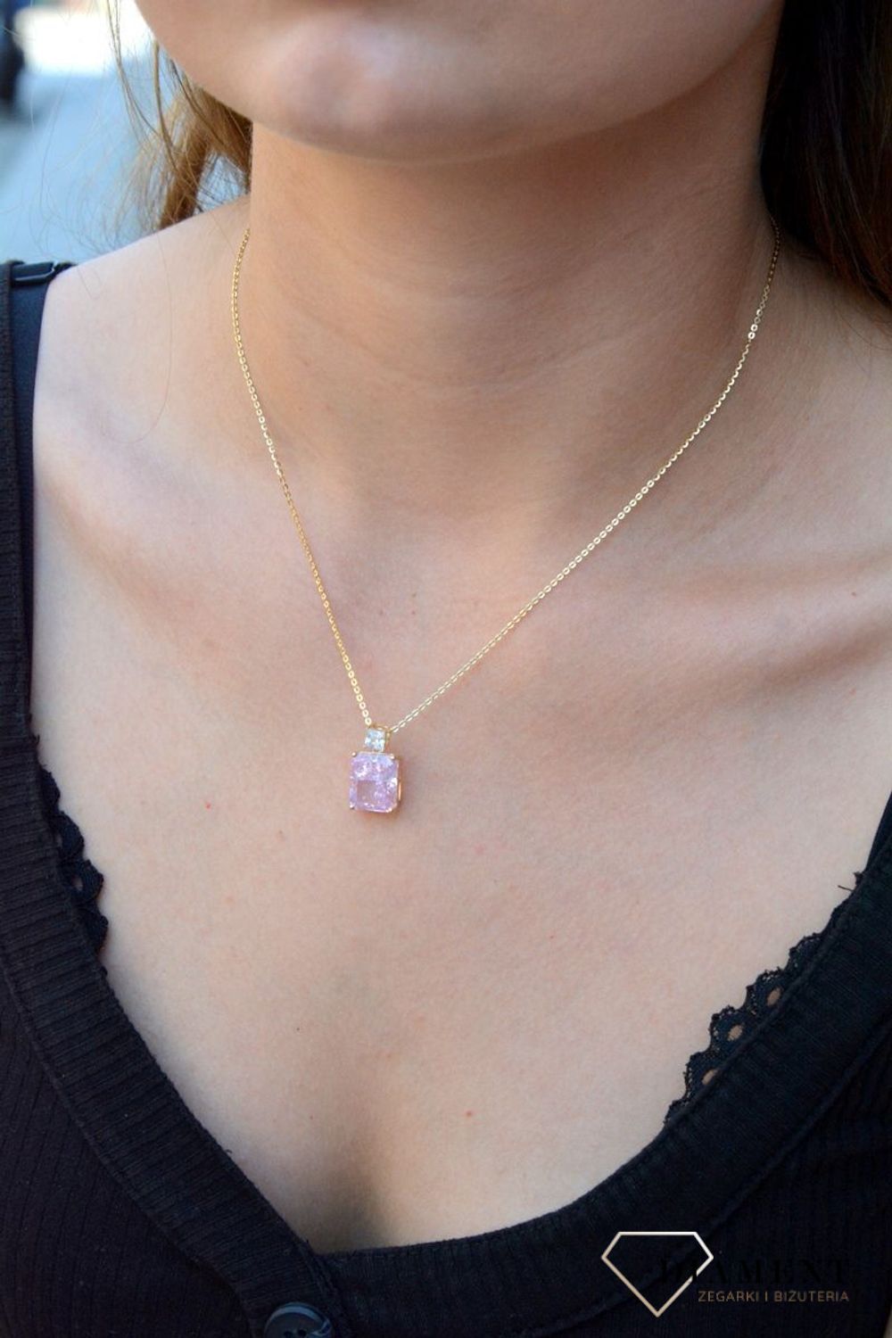 Pozłacany naszyjnik różowa cyrkonia DIA-NSZ-6569Z-925. Jest idealnym pomysłem na prezent. Naszyjnik z dużą zawieszką w formie cyrkonii. Elegancki naszyjnik do wieczorowej sukienki (1).jpg