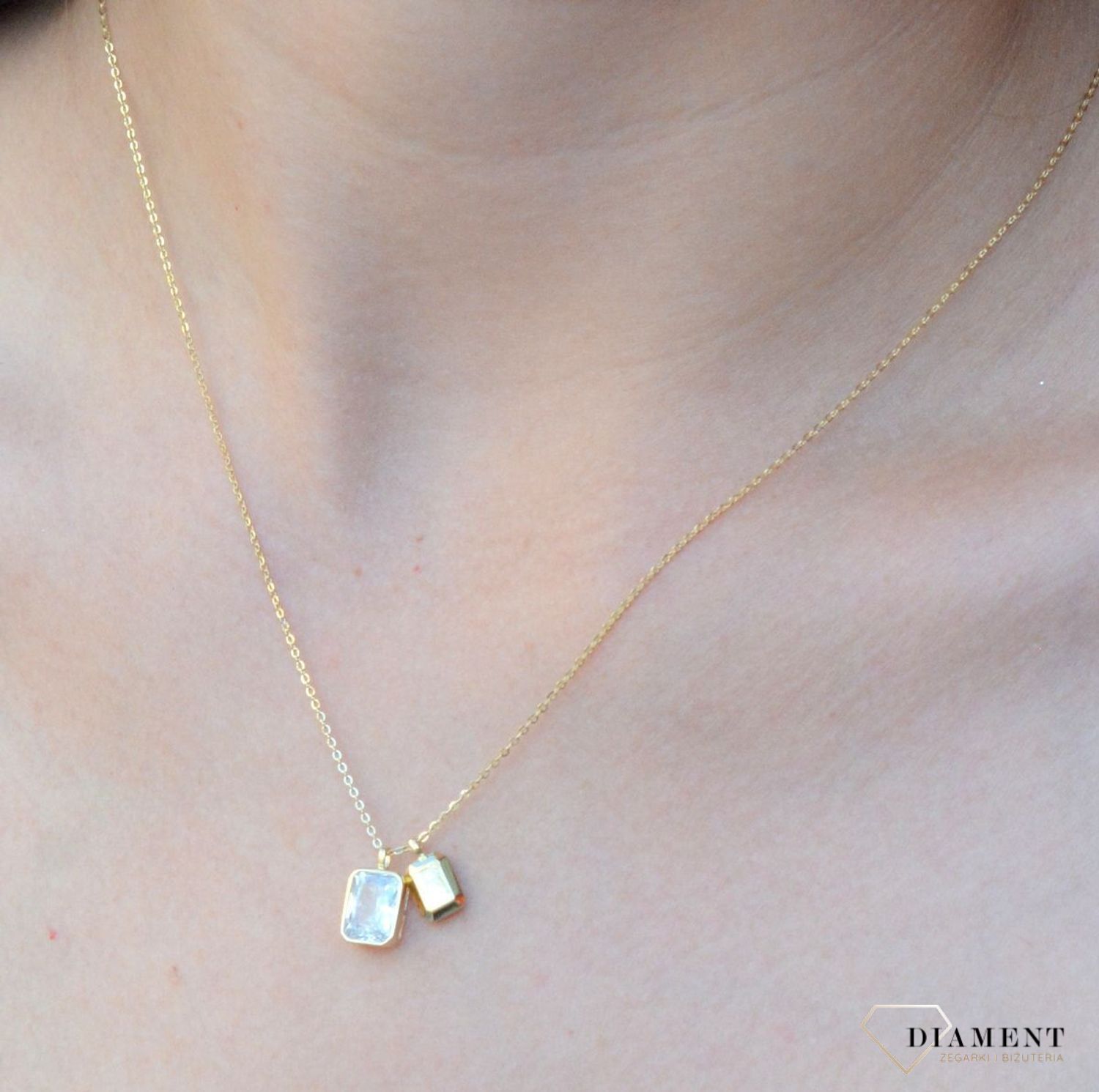 Naszyjnik pozłacany z prostokątną zawieszką i cyrkonią DIA-NSZ-6570Z-925. Naszyjnik damski srebrny. Naszyjnik pozłacany z cyrkonią. Naszyjnik pozłacany celebrytka. Naszyjnik damski na prezent. Naszyjnik idealny do letnich stylizacj.jpg