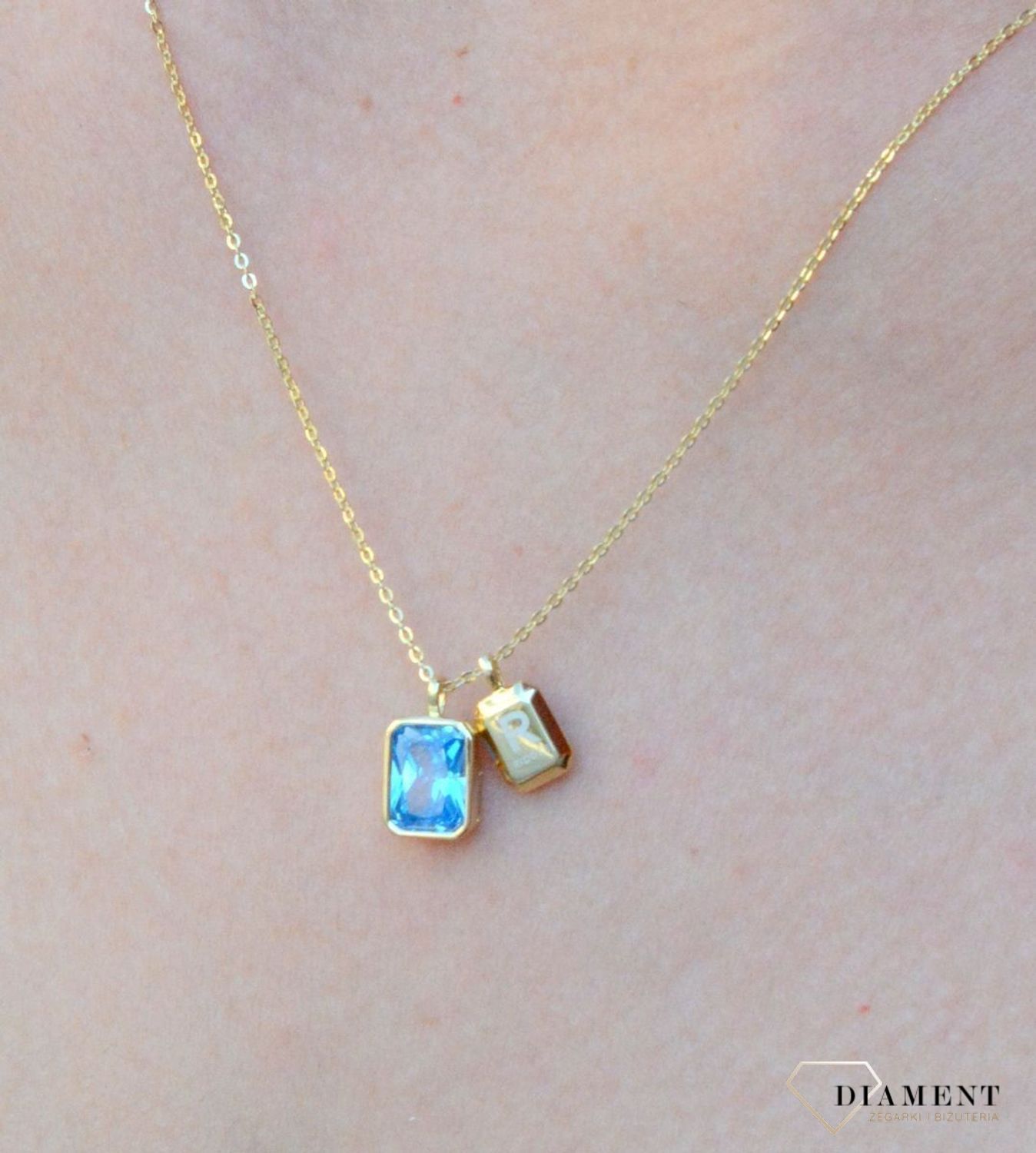 Naszyjnik pozłacany z błękitną cyrkonią DIA-NSZ-6570ZN-925. Jest idealnym pomysłem na prezent. Błękitna cyrkonia dzięki wyjątkowemu szlifowi pięknie mieni się w słońcu, co jest wyrazem najwyższego kunsztu jubilerskiego.jpg