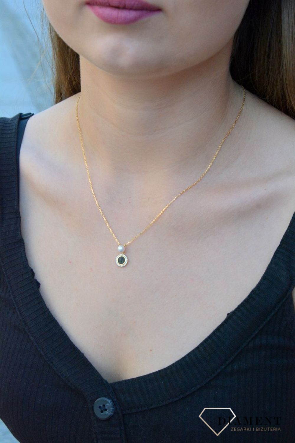 Naszyjnik pozłacany z kółkiem w cyrkoniach i perełką DIA-NSZ-6571-925. Naszyjnik damski srebrny. Naszyjnik pozłacany z perełką. Naszyjnik pozłacany celebrytka. Naszyjnik damski na prezent. Naszyjnik idealny do letnich stylizacji. Nas.jpg