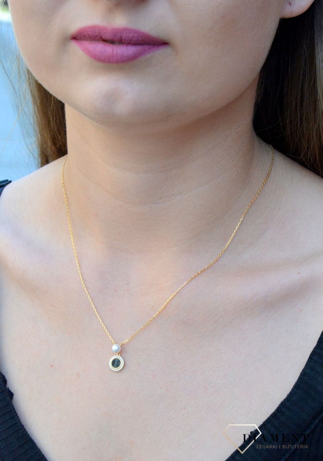 Naszyjnik pozłacany z kółkiem w cyrkoniach i perełką DIA-NSZ-6571-925. Naszyjnik damski srebrny. Naszyjnik pozłacany z perełką. Naszyjnik pozłacany celebrytka. Naszyjnik damski na prezent. Naszyjnik idealny do letnich stylizacji. Nas.jpg