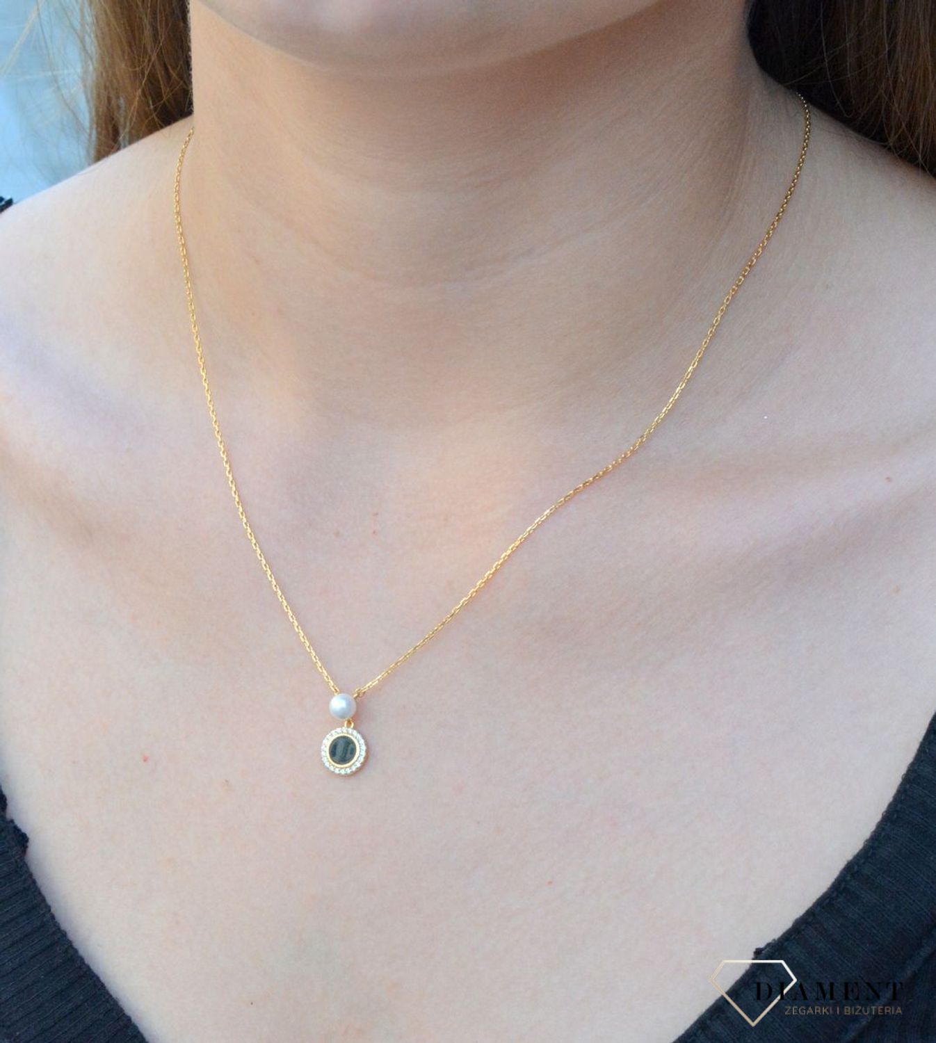 Naszyjnik pozłacany z kółkiem w cyrkoniach i perełką DIA-NSZ-6571-925. Naszyjnik damski srebrny. Naszyjnik pozłacany z perełką. Naszyjnik pozłacany celebrytka. Naszyjnik damski na prezent. Naszyjnik idealny do letnich stylizacji. Nas.jpg