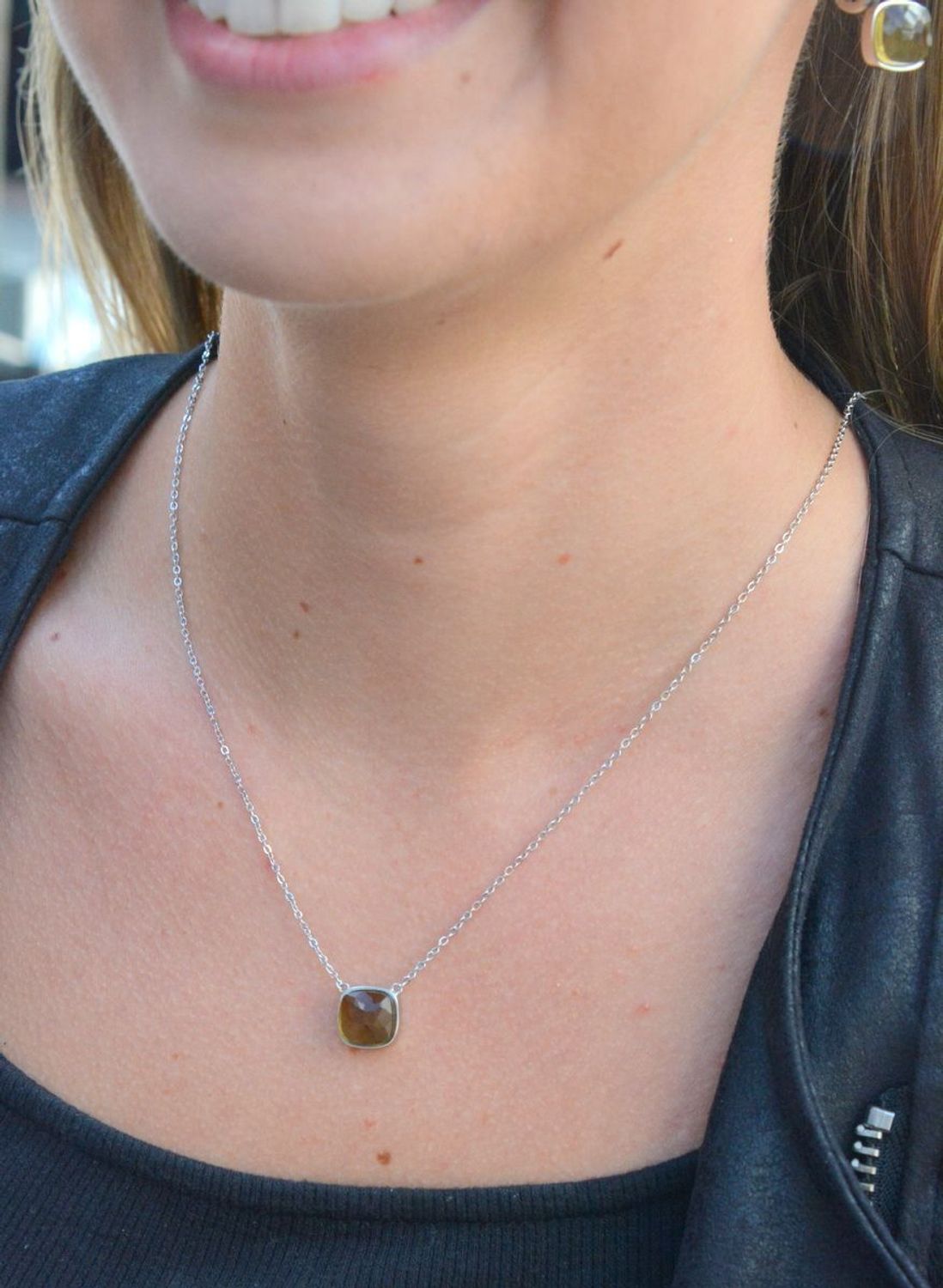 Naszyjnik srebrny z kwadratową cyrkonią DIA-NSZ-6698-925. Srebrny naszyjnik z cyrkonią. Naszyjnik srebrny z kolorową cyrkonią. Naszyjnik damski celebrytka. Naszyjnik srebrny celebrytka z cyrkonią. Idealny naszyjnik na prezent..jpg