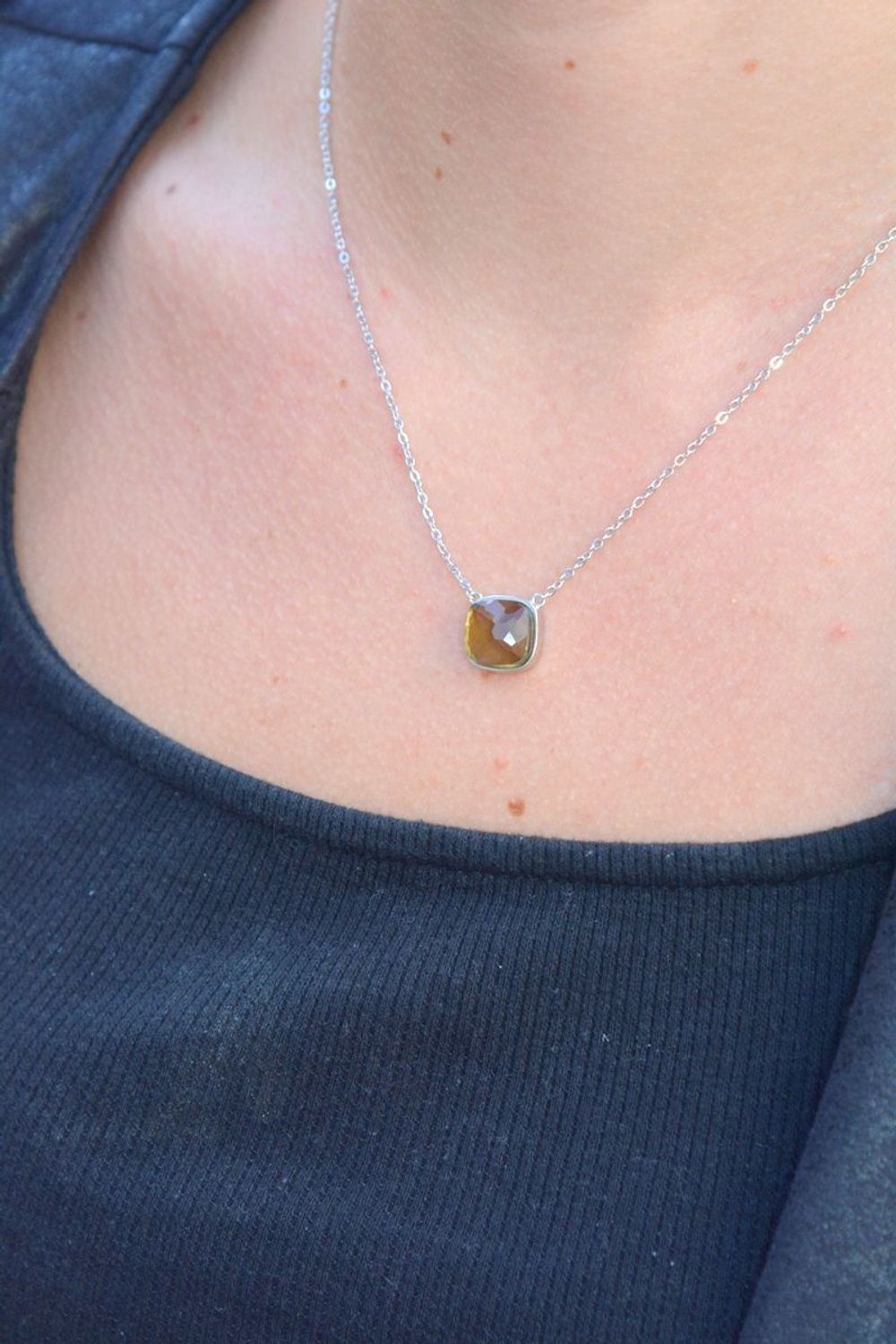 Naszyjnik srebrny z kwadratową cyrkonią DIA-NSZ-6698-925. Srebrny naszyjnik z cyrkonią. Naszyjnik srebrny z kolorową cyrkonią. Naszyjnik damski celebrytka. Naszyjnik srebrny celebrytka z cyrkonią. Idealny naszyjnik na prezent..jpg