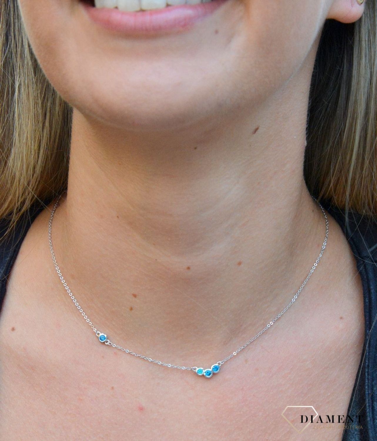 Naszyjnik srebrny celebrytka z niebieskimi cyrkoniami DIA-NSZ-6792-925. Naszyjnik srebrny celebrytka. Srebrny naszyjnik damski. Naszyjnik damski z cyrkoniami. Srebrny naszyjnik celebrytka na każdą okazję. Naszyjnik celebrytka.jpg