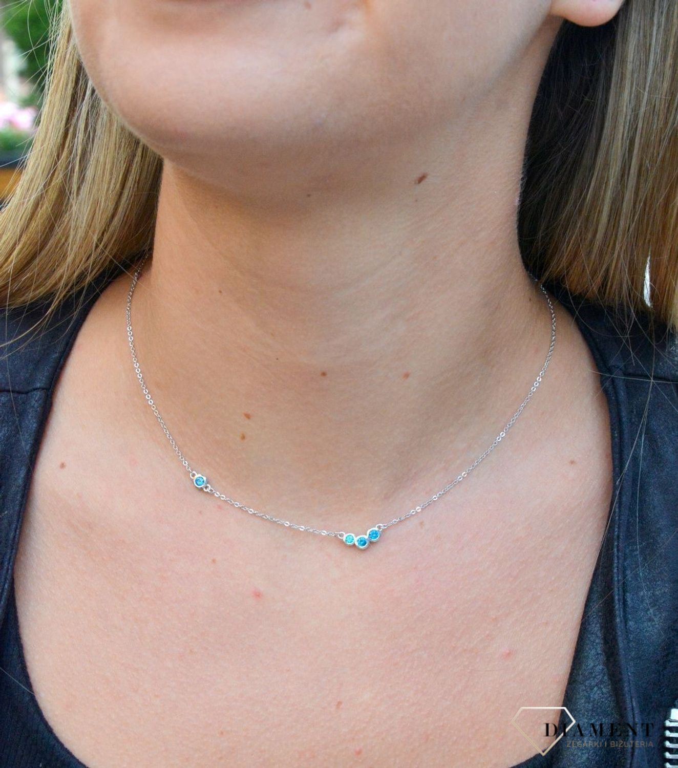 Naszyjnik srebrny celebrytka z niebieskimi cyrkoniami DIA-NSZ-6792-925. Naszyjnik srebrny celebrytka. Srebrny naszyjnik damski. Naszyjnik damski z cyrkoniami. Srebrny naszyjnik celebrytka na każdą okazję. Naszyjnik celebrytka.jpg