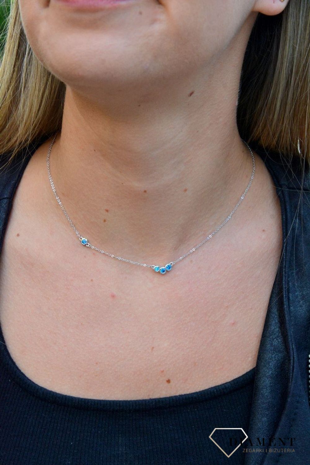Naszyjnik srebrny celebrytka z niebieskimi cyrkoniami DIA-NSZ-6792-925. Naszyjnik srebrny celebrytka. Srebrny naszyjnik damski. Naszyjnik damski z cyrkoniami. Srebrny naszyjnik celebrytka na każdą okazję. Naszyjnik celebrytka.jpg