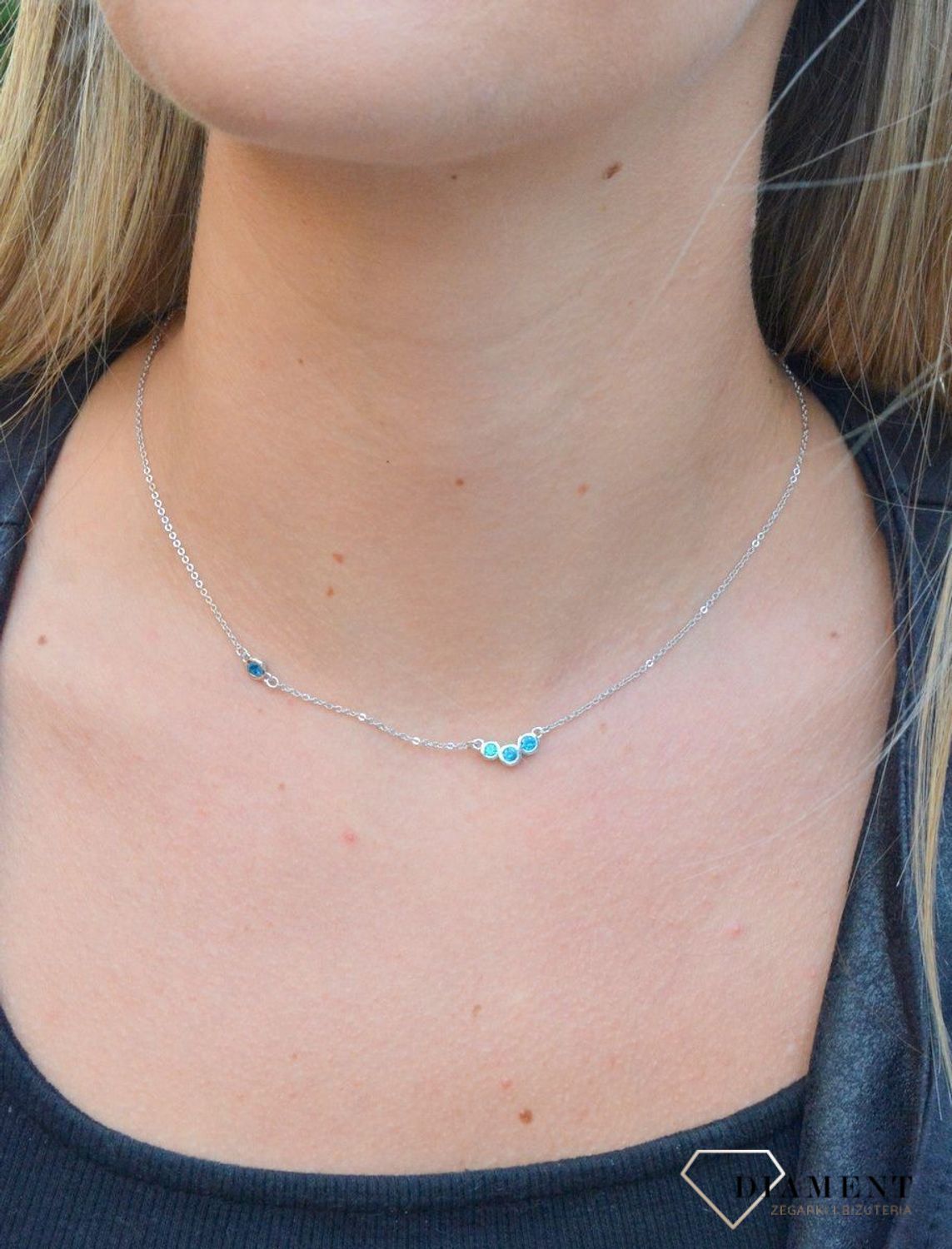 Naszyjnik srebrny celebrytka z niebieskimi cyrkoniami DIA-NSZ-6792-925. Naszyjnik srebrny celebrytka. Srebrny naszyjnik damski. Naszyjnik damski z cyrkoniami. Srebrny naszyjnik celebrytka na każdą okazję. Naszyjnik celebrytka.jpg