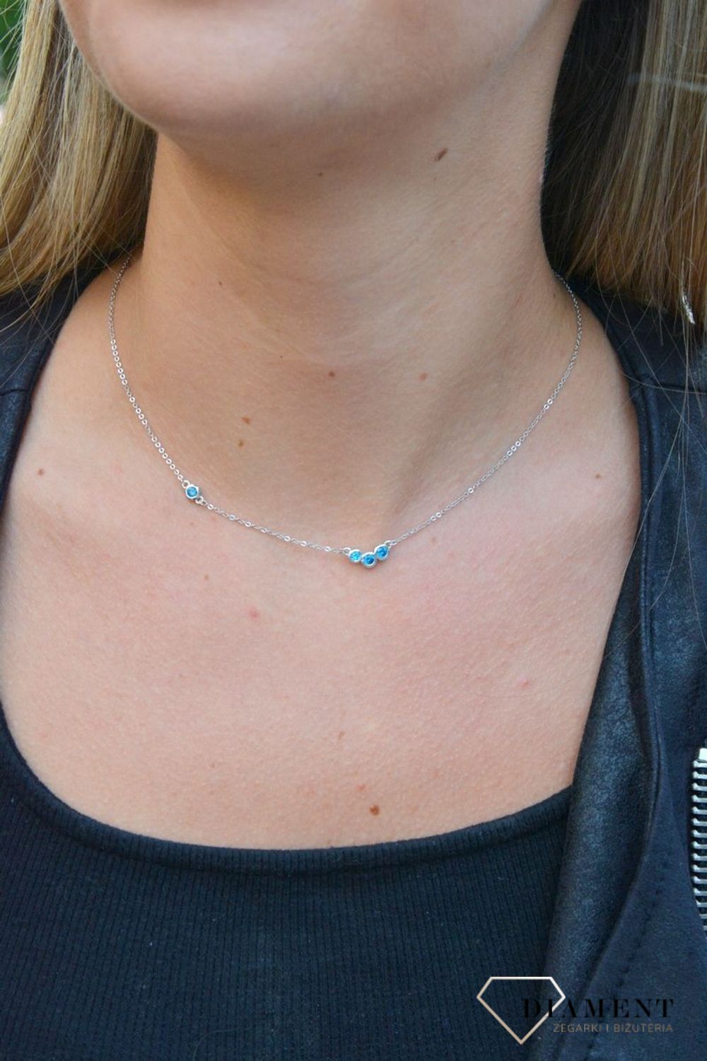Naszyjnik srebrny celebrytka z niebieskimi cyrkoniami DIA-NSZ-6792-925. Naszyjnik srebrny celebrytka. Srebrny naszyjnik damski. Naszyjnik damski z cyrkoniami. Srebrny naszyjnik celebrytka na każdą okazję. Naszyjnik celebrytka.jpg