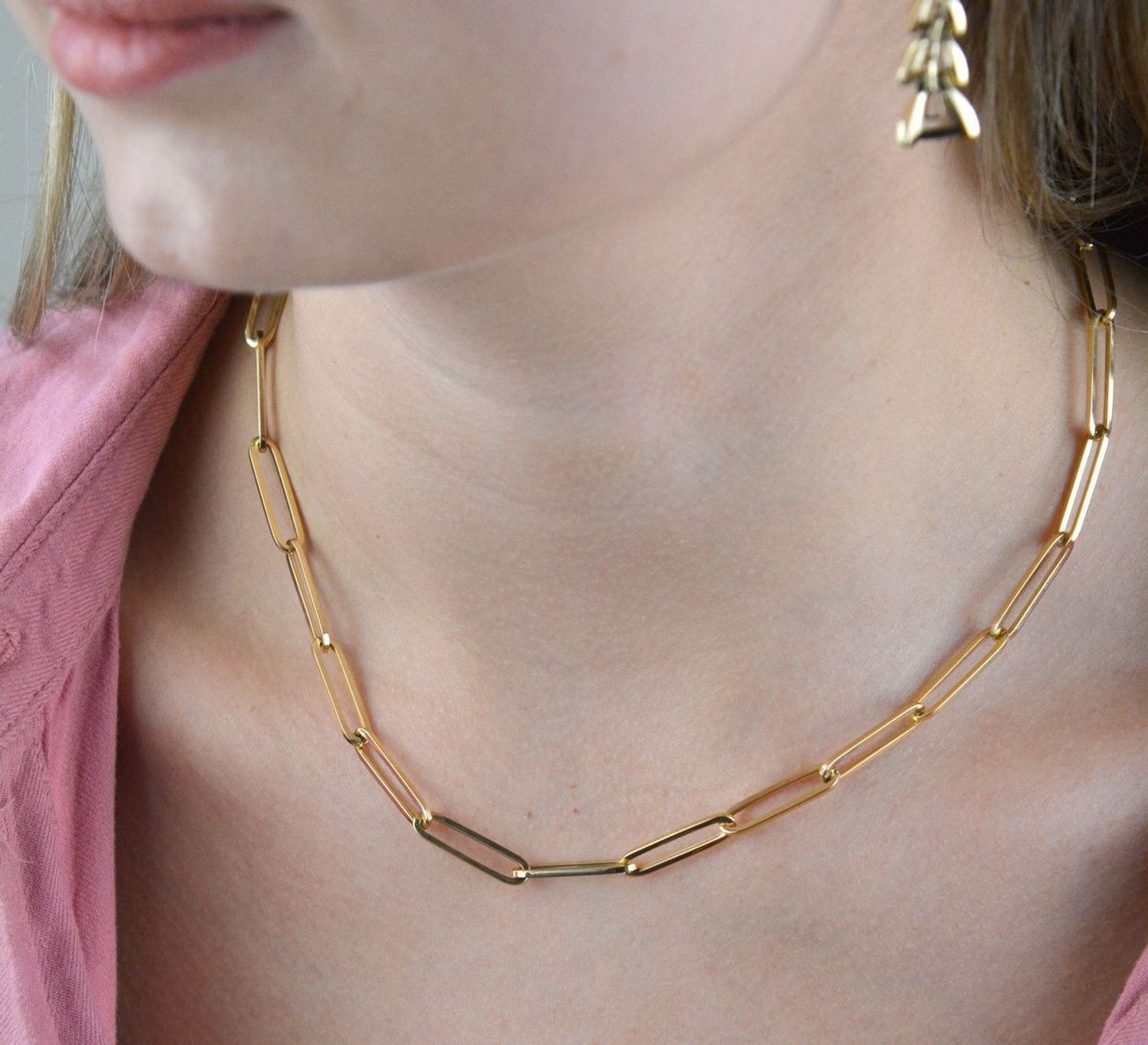 Klasyczny łańcuszek splot spinaczowy, wykonany z żółtego złota próby 585 o wadze około 4,89 g. Łańcuszki to uniwersalne dodatki, które sprawdzają się na każdą okazję i dla kobiet w każdym wieku (2).jpg