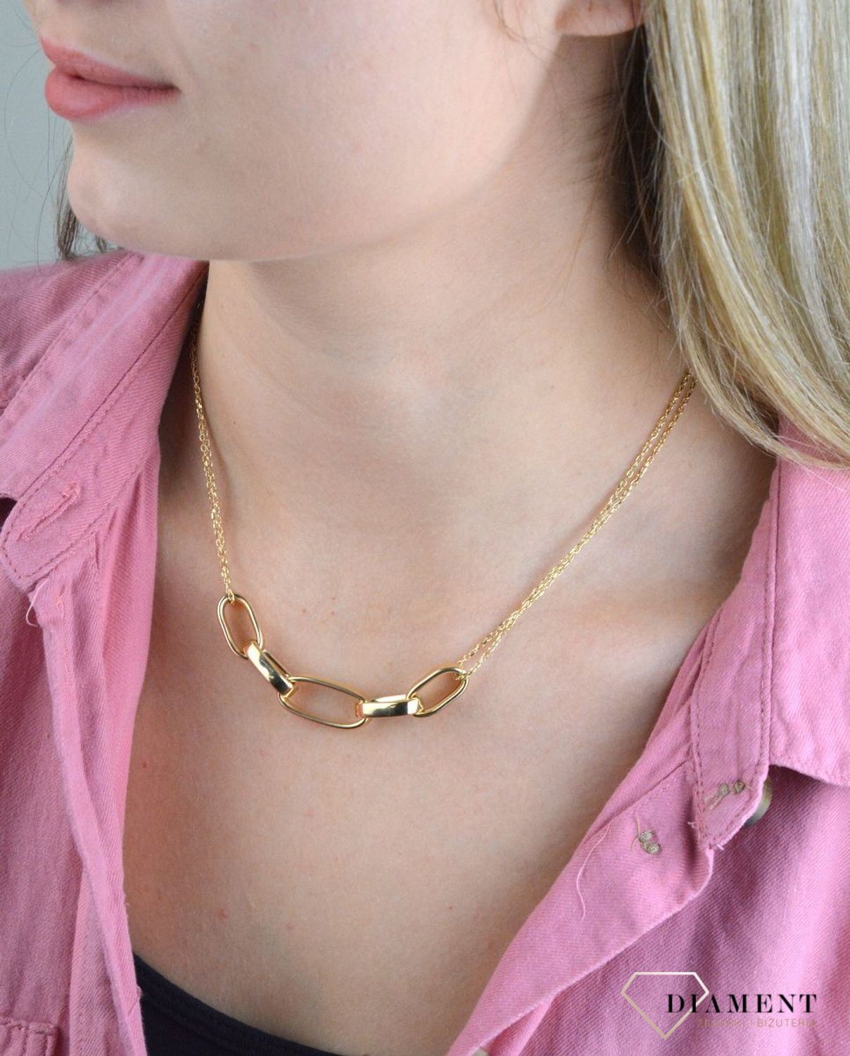 Prezentowany złoty naszyjnik to doskonała propozycja dla kobiet, które cenią sobie uniwersalne i oryginalne dodatki. Naszyjnik w takiej formie to ciekawy model, który z pewnością zachwyci kobiety eleganckie i pełne klasy..jpg