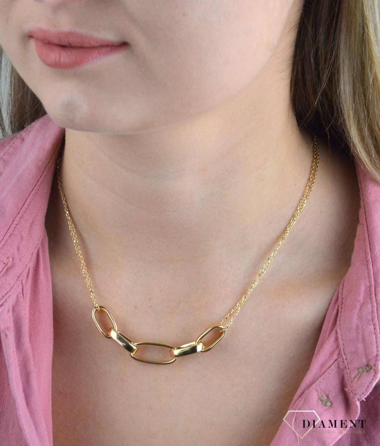 Prezentowany złoty naszyjnik to doskonała propozycja dla kobiet, które cenią sobie uniwersalne i oryginalne dodatki. Naszyjnik w takiej formie to ciekawy model, który z pewnością zachwyci kobiety eleganckie i pełne klasy..jpg