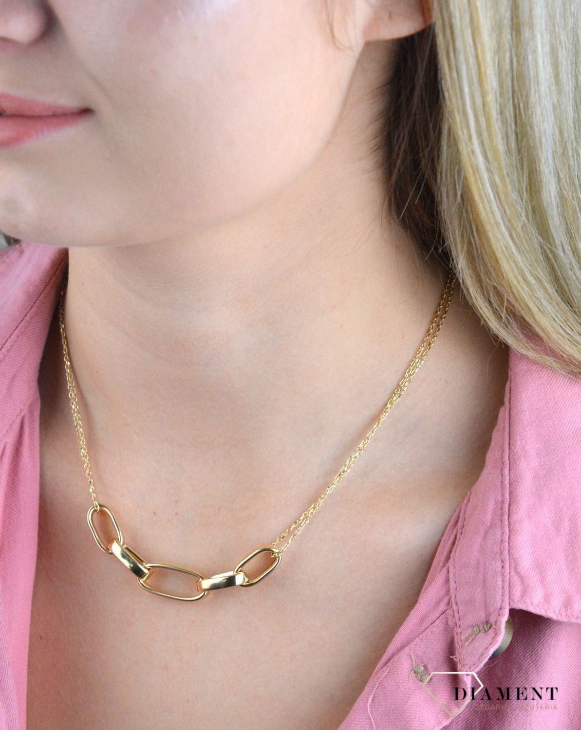 Prezentowany złoty naszyjnik to doskonała propozycja dla kobiet, które cenią sobie uniwersalne i oryginalne dodatki. Naszyjnik w takiej formie to ciekawy model, który z pewnością zachwyci kobiety eleganckie i pełne klasy..jpg