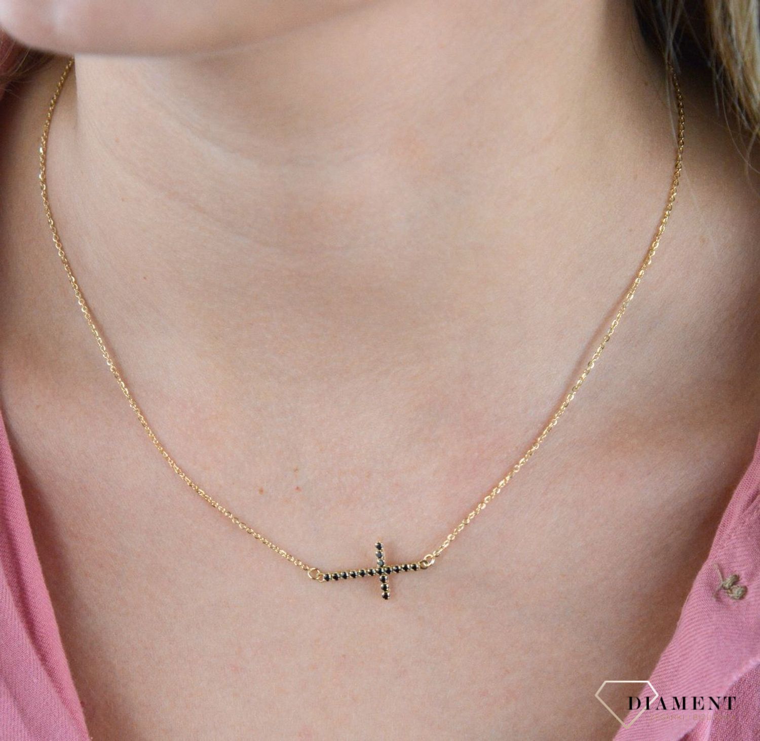 Naszyjnik celebrytka krzyżyk z czarną cyrkonią DIA-NSZ-7590-585. Złoty naszyjnik celebrytka krzyżyk z czarną cyrkonią. Niezwykły blask szlachetnego kruszcu. Subtelny krzyżyk perfekcyjnie prezentuje się z klasycznym łańcuszkiem.jpg