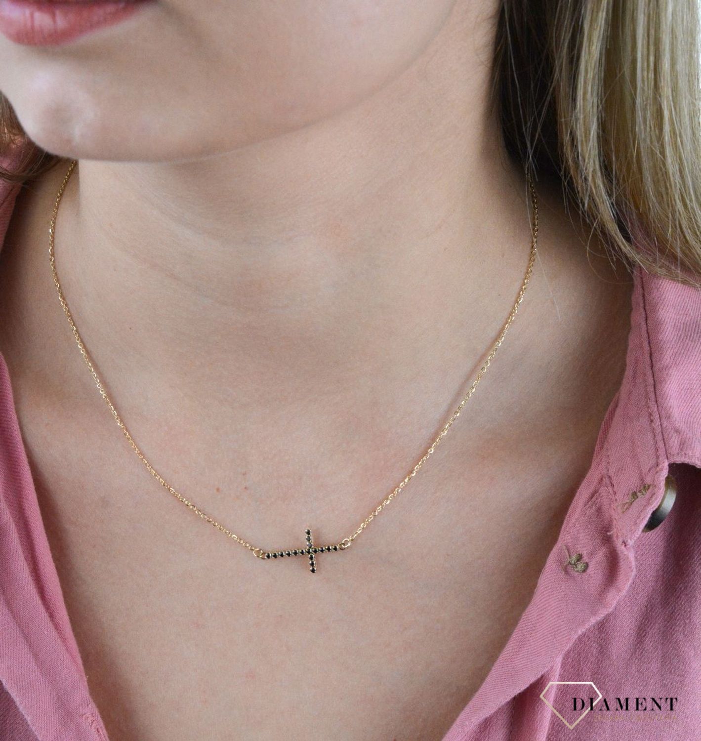 Naszyjnik celebrytka krzyżyk z czarną cyrkonią DIA-NSZ-7590-585. Złoty naszyjnik celebrytka krzyżyk z czarną cyrkonią. Niezwykły blask szlachetnego kruszcu. Subtelny krzyżyk perfekcyjnie prezentuje się z klasycznym łańcuszkiem.jpg