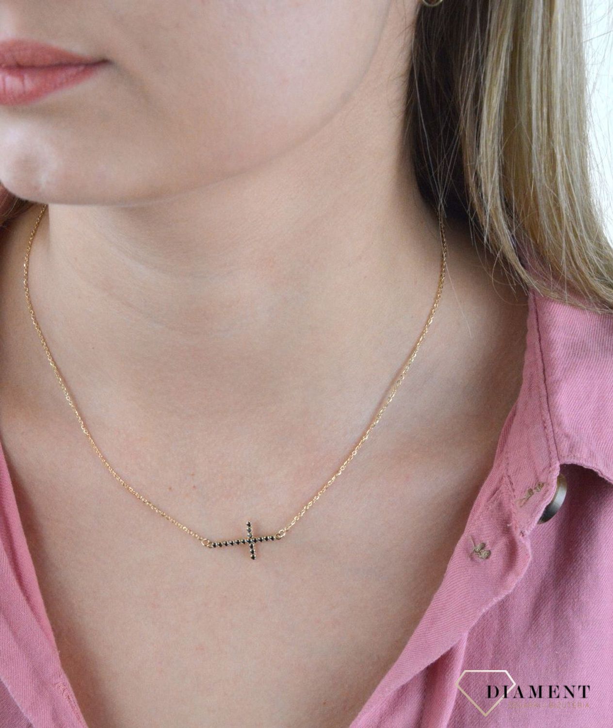 Naszyjnik celebrytka krzyżyk z czarną cyrkonią DIA-NSZ-7590-585. Złoty naszyjnik celebrytka krzyżyk z czarną cyrkonią. Niezwykły blask szlachetnego kruszcu. Subtelny krzyżyk perfekcyjnie prezentuje się z klasycznym łańcuszkiem.jpg