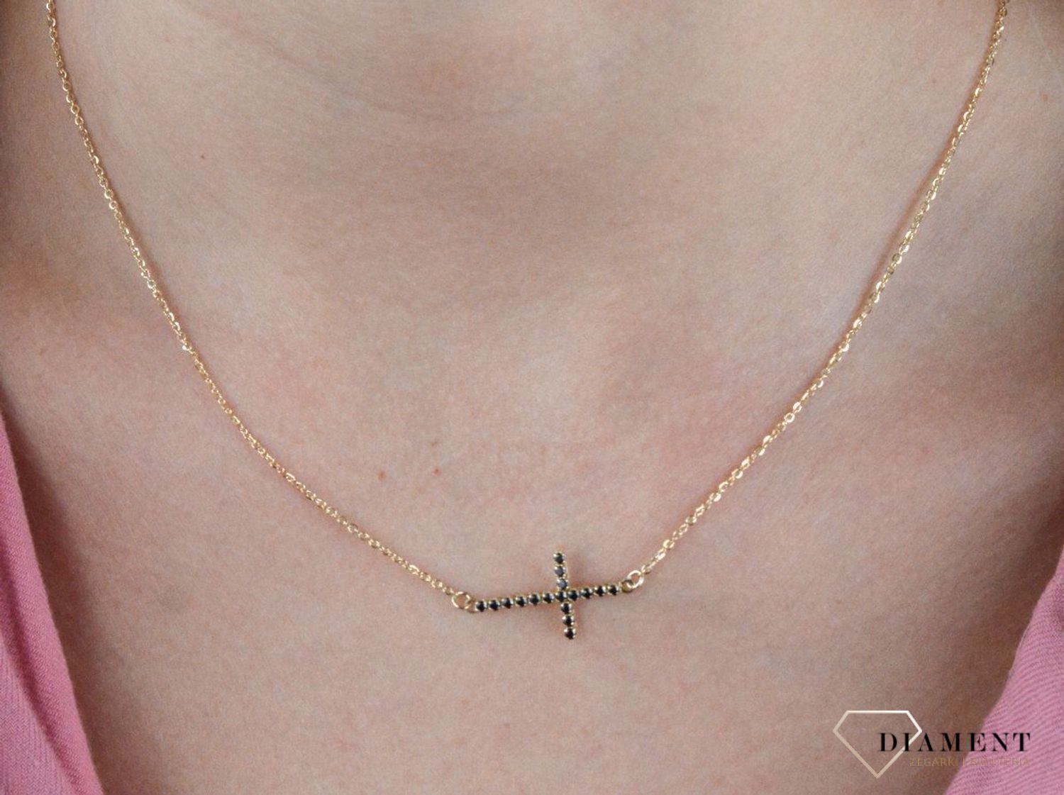 Naszyjnik celebrytka krzyżyk z czarną cyrkonią DIA-NSZ-7590-585. Złoty naszyjnik celebrytka krzyżyk z czarną cyrkonią. Niezwykły blask szlachetnego kruszcu. Subtelny krzyżyk perfekcyjnie prezentuje się z klasycznym łańcuszkiem.jpg