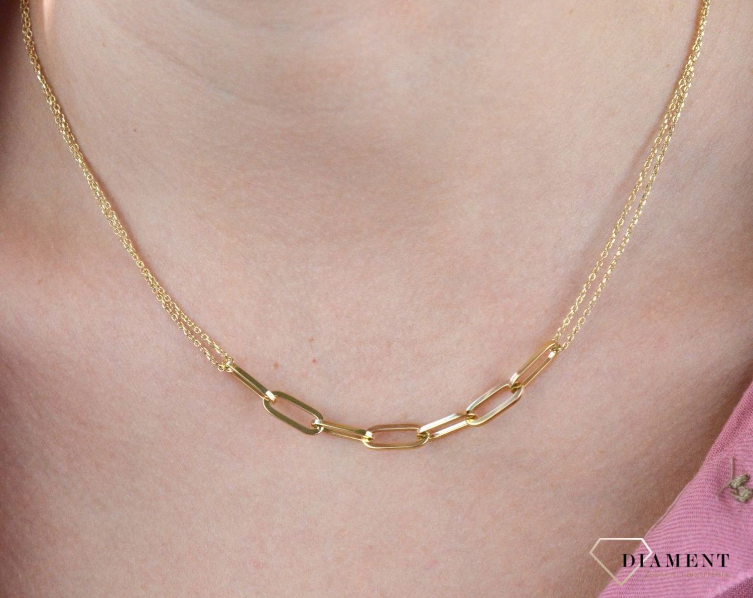 Złoty naszyjnik 585 spinaczowe ogniwPrezentowany złoty naszyjnik to doskonała propozycja dla kobiet, które cenią sobie uniwersalne i oryginalne dodatki.Naszyjnik w takiej formie to ciekawy model, który z pewnością zachwyci kobiety .png