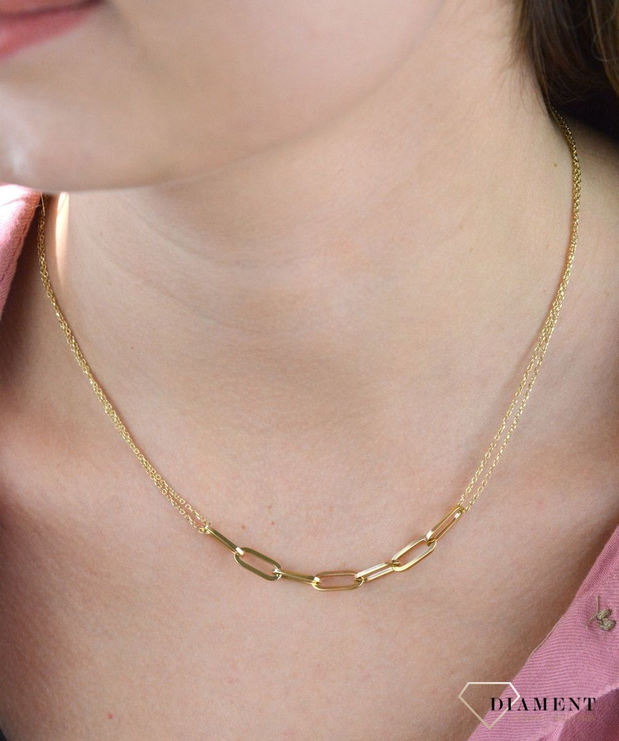 Złoty naszyjnik 585 spinaczowe ogniwPrezentowany złoty naszyjnik to doskonała propozycja dla kobiet, które cenią sobie uniwersalne i oryginalne dodatki.Naszyjnik w takiej formie to ciekawy model, który z pewnością zachwyci kobiety .png