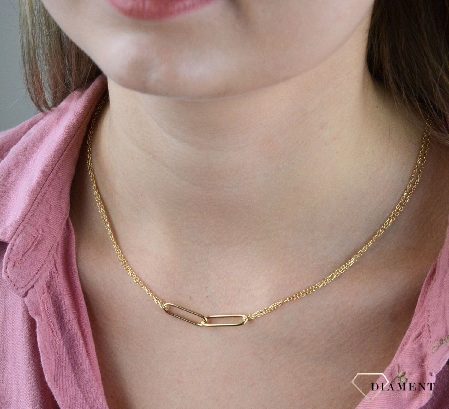 Prezentowany złoty naszyjnik to doskonała propozycja dla kobiet, które cenią sobie uniwersalne i oryginalne dodatki. Naszyjnik w takiej formie to ciekawy model, który z pewnością zachwyci kobiety eleganckie.jpg