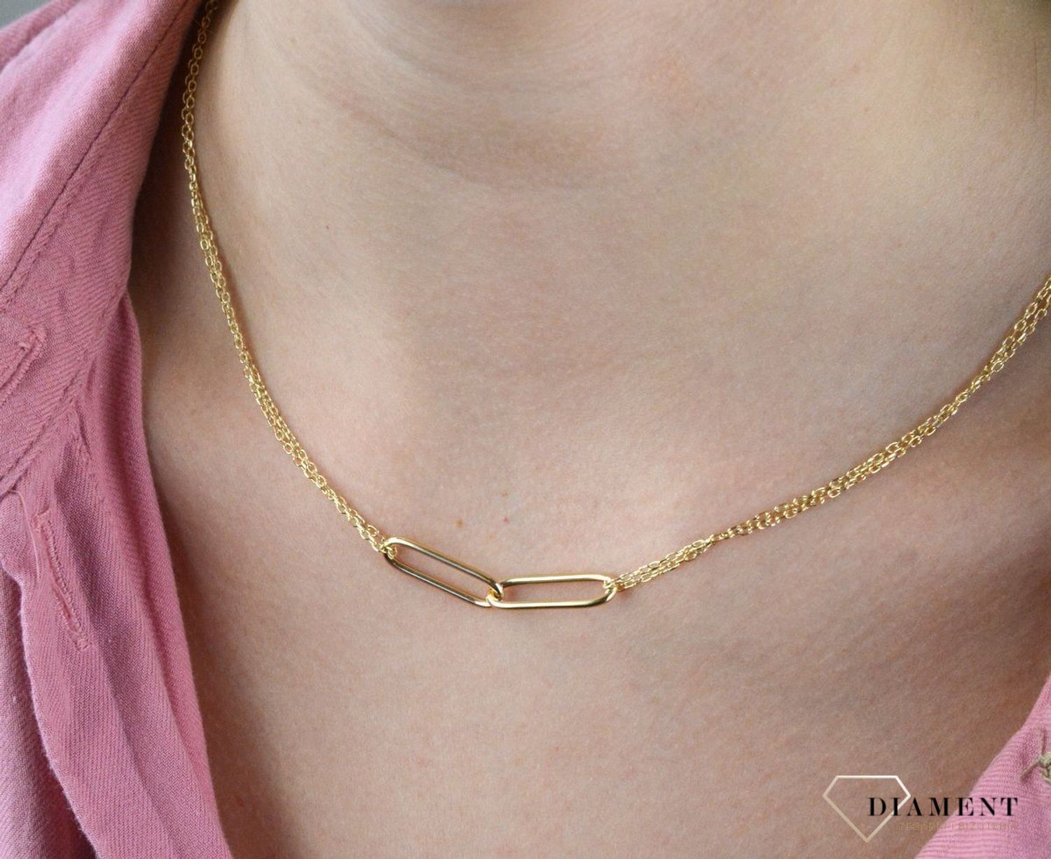 Prezentowany złoty naszyjnik to doskonała propozycja dla kobiet, które cenią sobie uniwersalne i oryginalne dodatki. Naszyjnik w takiej formie to ciekawy model, który z pewnością zachwyci kobiety eleganckie.jpg