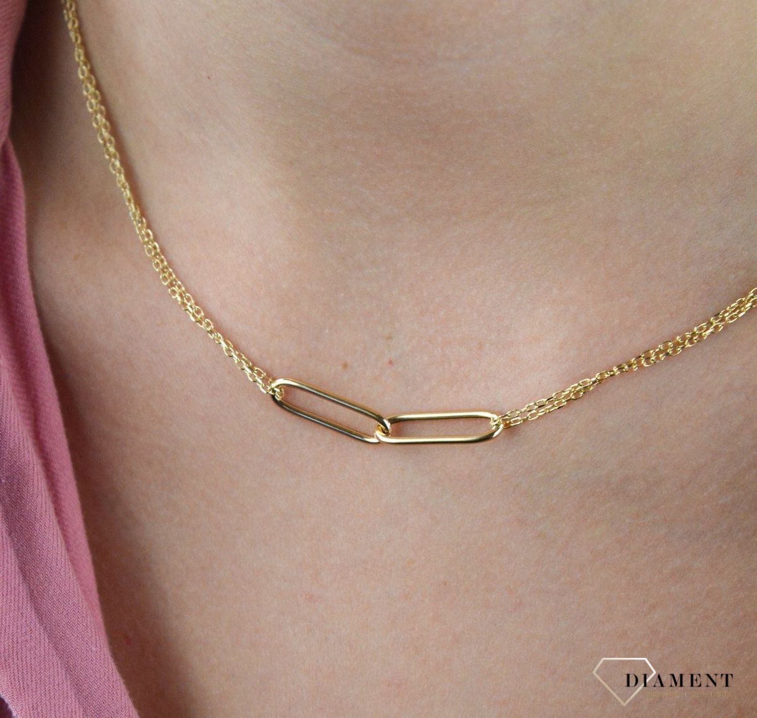 Prezentowany złoty naszyjnik to doskonała propozycja dla kobiet, które cenią sobie uniwersalne i oryginalne dodatki. Naszyjnik w takiej formie to ciekawy model, który z pewnością zachwyci kobiety eleganckie.jpg
