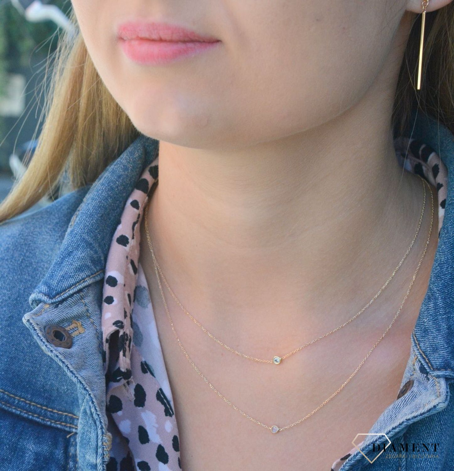 Złoty naszyjnik 585 'podwójny łańcuszek i białe cyrkonie' DIA-NSZ-7603-585. Naszyjnik celebrytka wykonany z najwyższej jakości złota próby 585. Niezwykły blask szlachetnego kruszcu zamknięty w wyjątkowej formie detali.jpg