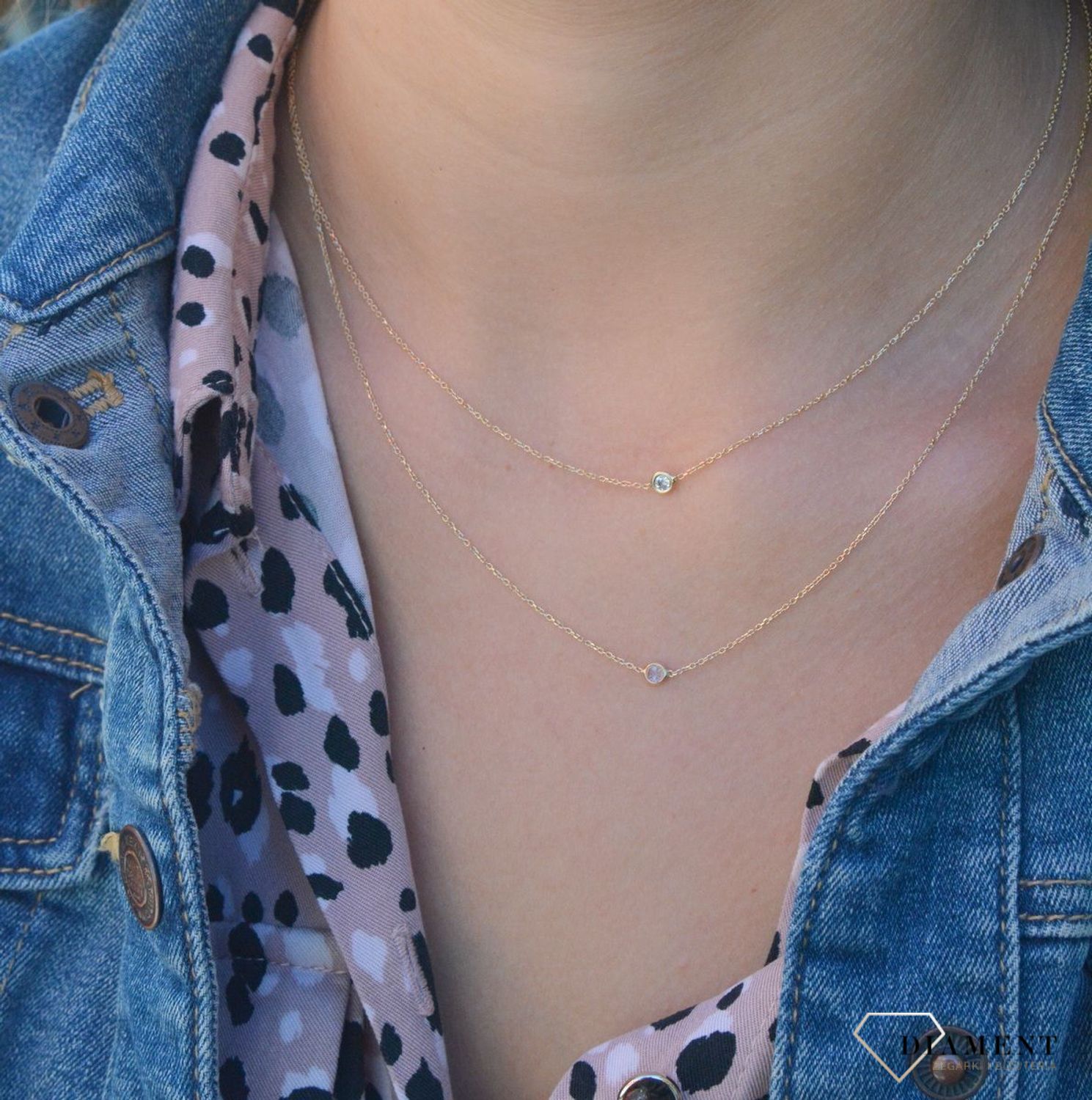 Złoty naszyjnik 585 'podwójny łańcuszek i białe cyrkonie' DIA-NSZ-7603-585. Naszyjnik celebrytka wykonany z najwyższej jakości złota próby 585. Niezwykły blask szlachetnego kruszcu zamknięty w wyjątkowej formie detali.jpg