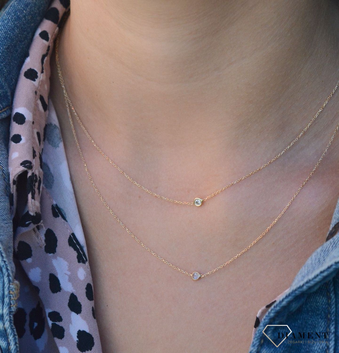 Złoty naszyjnik 585 'podwójny łańcuszek i białe cyrkonie' DIA-NSZ-7603-585. Naszyjnik celebrytka wykonany z najwyższej jakości złota próby 585. Niezwykły blask szlachetnego kruszcu zamknięty w wyjątkowej formie detali.jpg