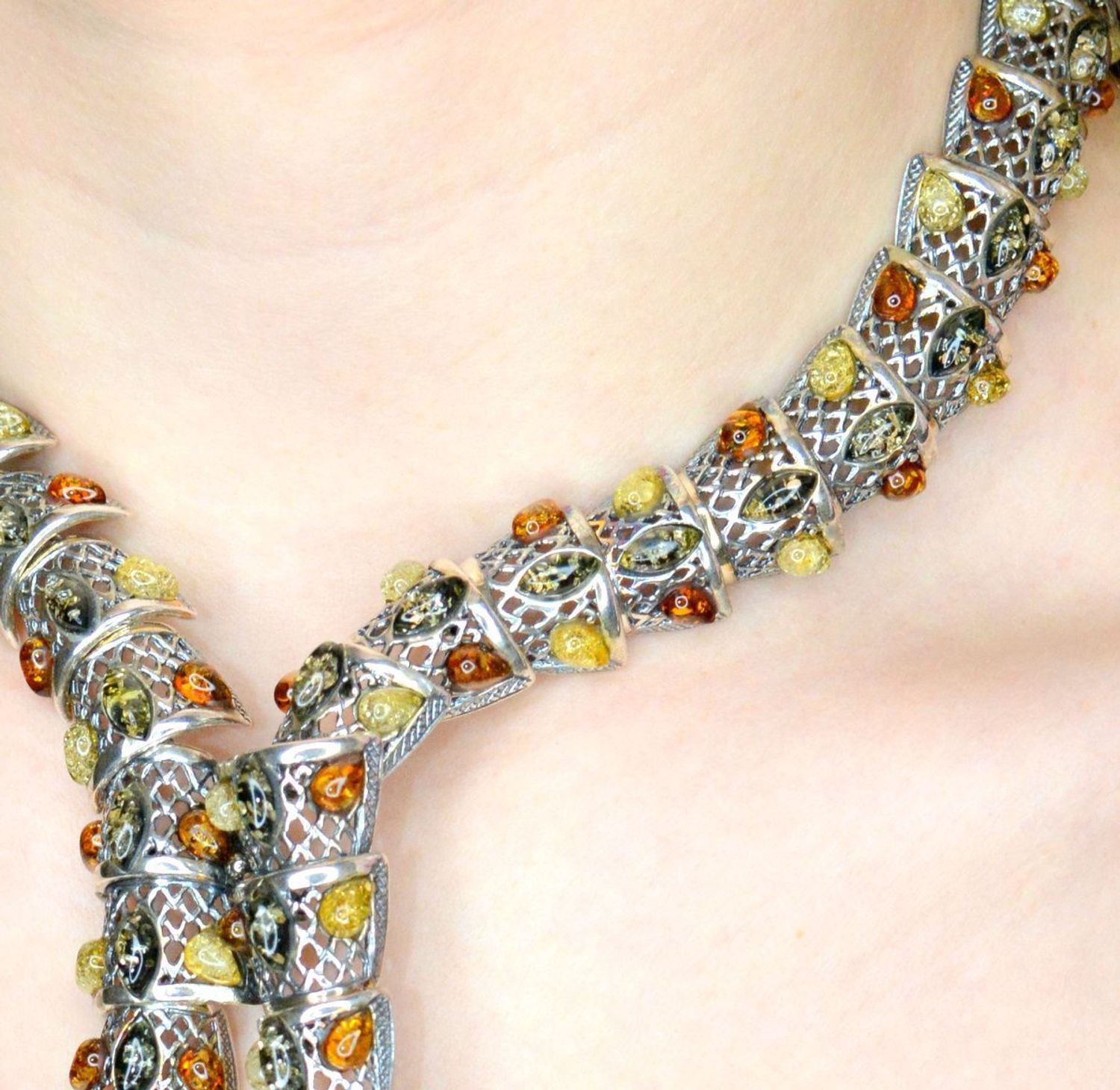 Srebrny naszyjnik damski o efektownym motywie żmii z bursztynem DIA-NSZ-7951-925. Naszyjnik z bursztynem w różnych barwach. Bursztyn to propozycja od sklepu jubilerskiego Diament. Naszyjnik bardzo efektowny z bursztynu będzie cieka (3).jpg