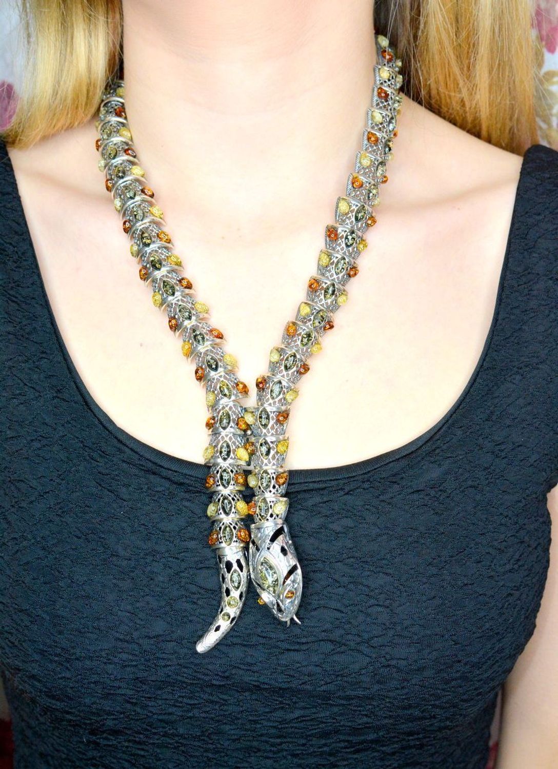 Srebrny naszyjnik damski o efektownym motywie żmii z bursztynem DIA-NSZ-7951-925. Naszyjnik z bursztynem w różnych barwach. Bursztyn to propozycja od sklepu jubilerskiego Diament. Naszyjnik bardzo efektowny z bursztynu będzie cieka (3).jpg