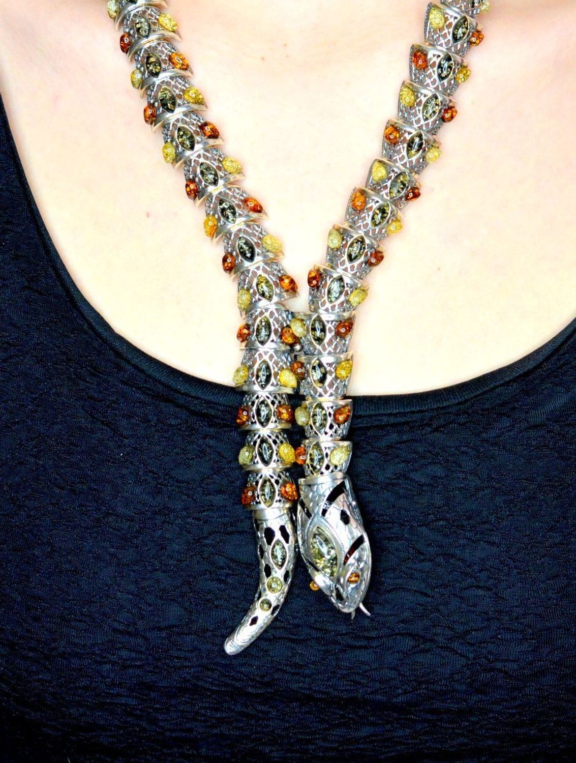 Srebrny naszyjnik damski o efektownym motywie żmii z bursztynem DIA-NSZ-7951-925. Naszyjnik z bursztynem w różnych barwach. Bursztyn to propozycja od sklepu jubilerskiego Diament. Naszyjnik bardzo efektowny z bursztynu będzie cieka (3).jpg