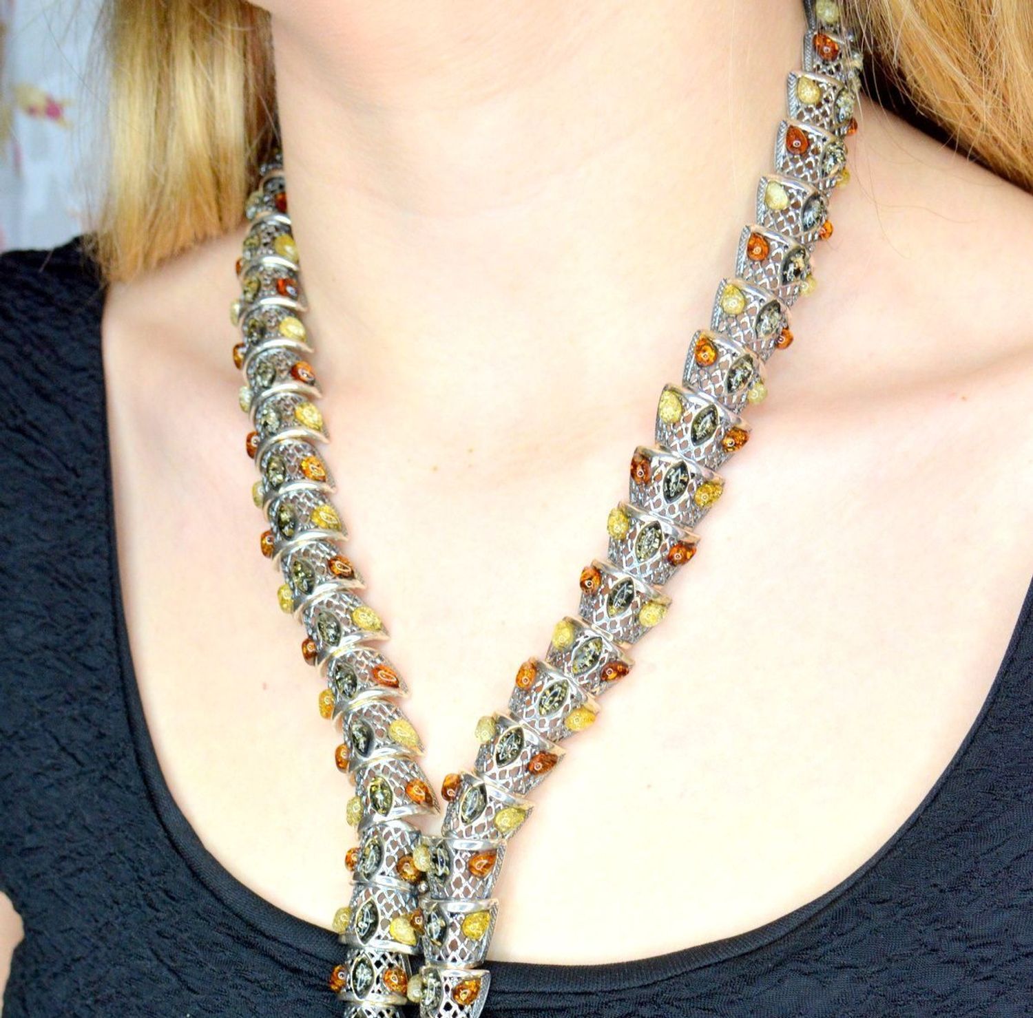 Srebrny naszyjnik damski o efektownym motywie żmii z bursztynem DIA-NSZ-7951-925. Naszyjnik z bursztynem w różnych barwach. Bursztyn to propozycja od sklepu jubilerskiego Diament. Naszyjnik bardzo efektowny z bursztynu będzie cieka (3).jpg