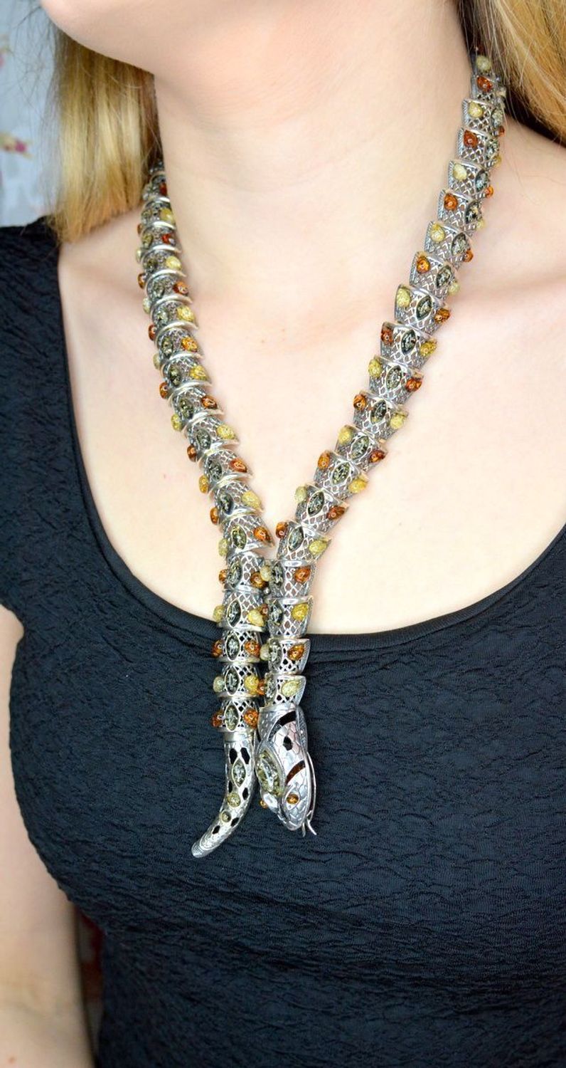 Srebrny naszyjnik damski o efektownym motywie żmii z bursztynem DIA-NSZ-7951-925. Naszyjnik z bursztynem w różnych barwach. Bursztyn to propozycja od sklepu jubilerskiego Diament. Naszyjnik bardzo efektowny z bursztynu będzie cieka (3).jpg