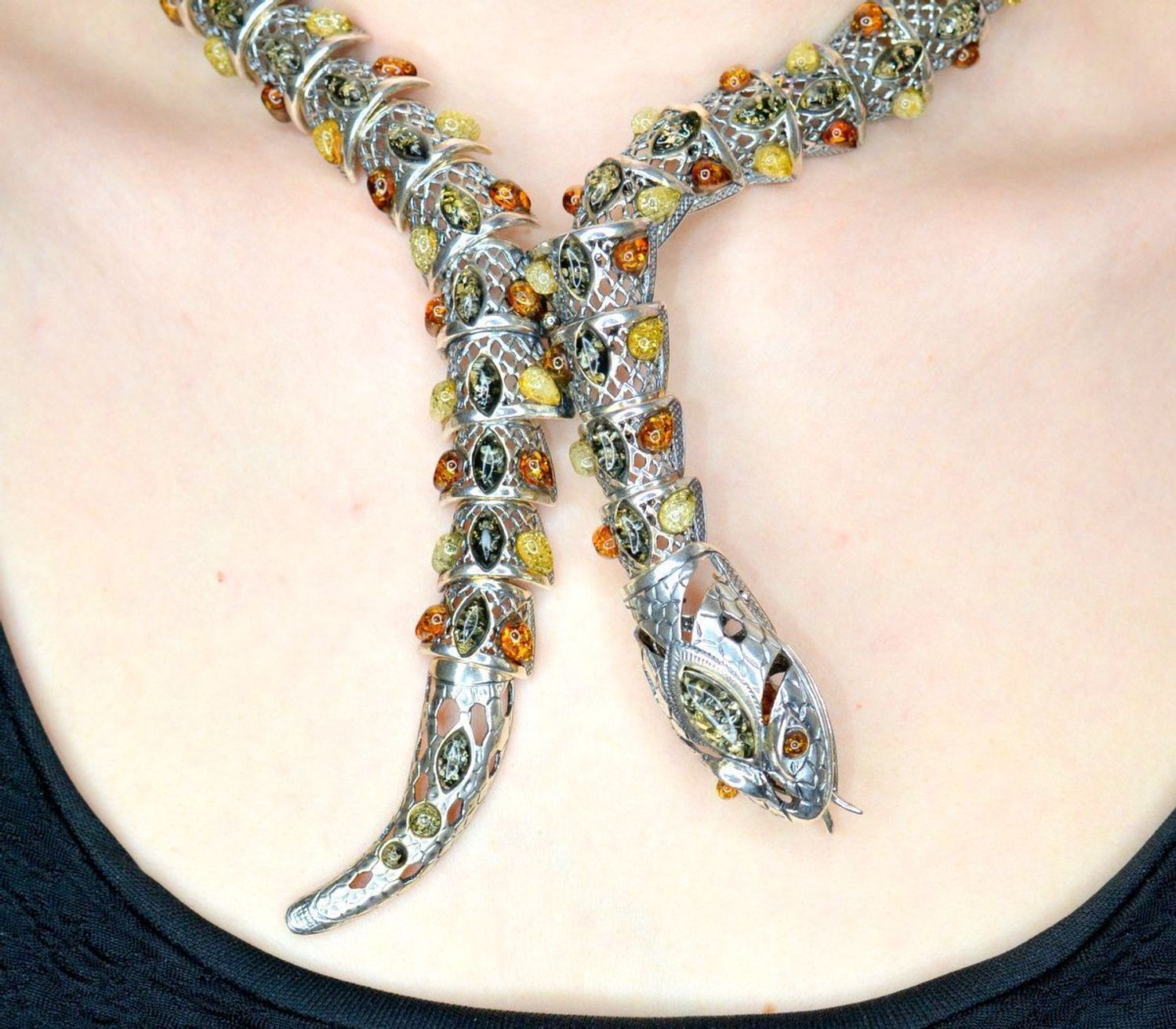 Srebrny naszyjnik damski o efektownym motywie żmii z bursztynem DIA-NSZ-7951-925. Naszyjnik z bursztynem w różnych barwach. Bursztyn to propozycja od sklepu jubilerskiego Diament. Naszyjnik bardzo efektowny z bursztynu będzie cieka (3).jpg