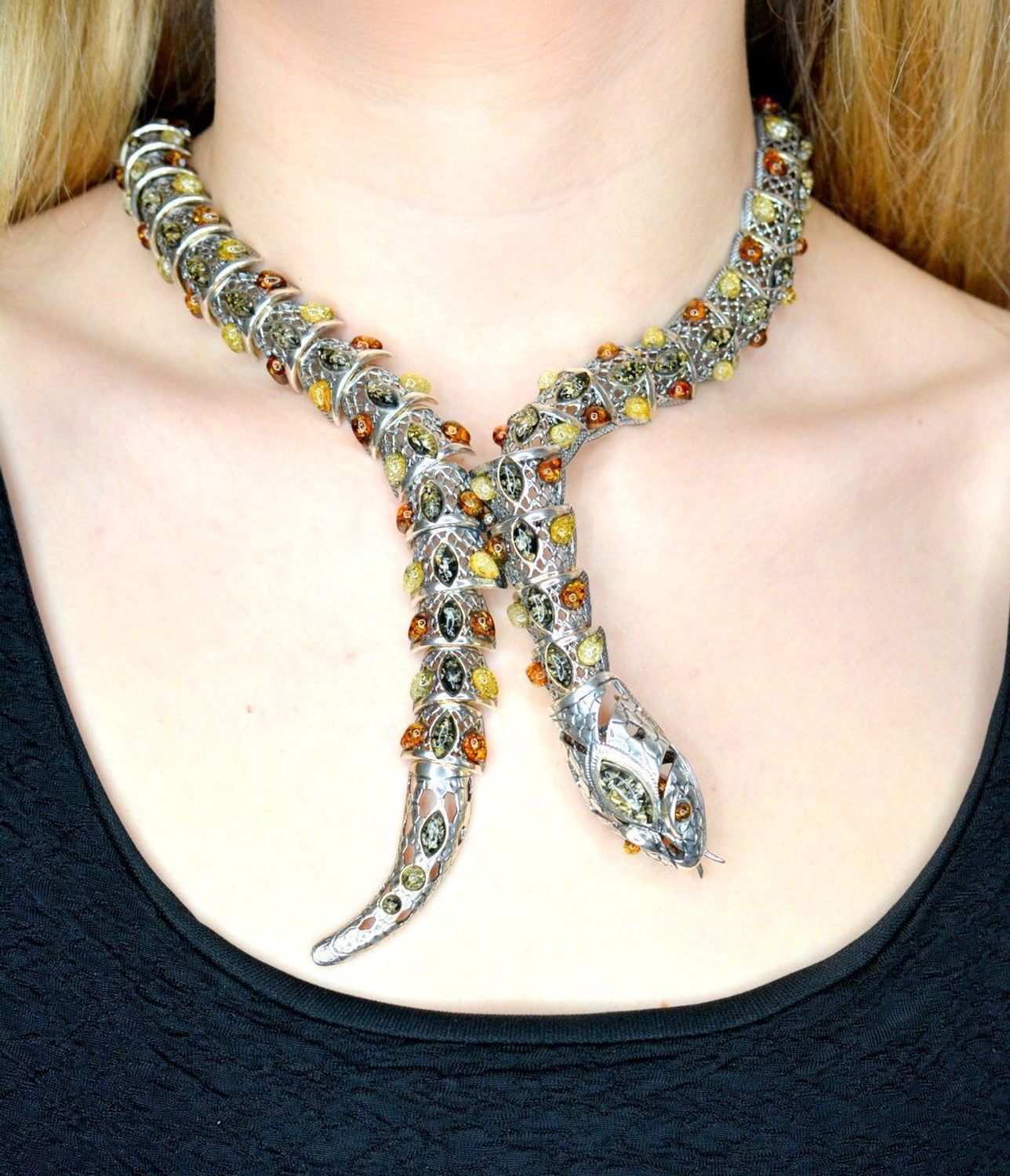 Srebrny naszyjnik damski o efektownym motywie żmii z bursztynem DIA-NSZ-7951-925. Naszyjnik z bursztynem w różnych barwach. Bursztyn to propozycja od sklepu jubilerskiego Diament. Naszyjnik bardzo efektowny z bursztynu będzie cieka (3).jpg