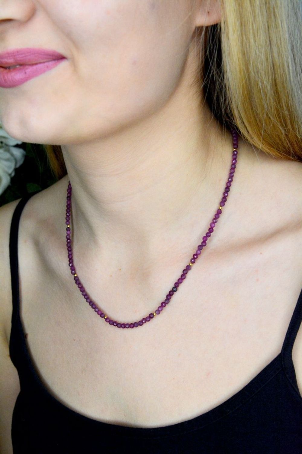 Naszyjnik damski kolorowe kamienie naturalne rubin DIA-NSZ-8052-925. Naszyjniki z kamieniami naturalnymi od lat zachwycają elegancją i ponadczasowym pięknem. Drobne koraliki kamieni naturalnych w kolorze różowym. Naszyjnik to.jpg