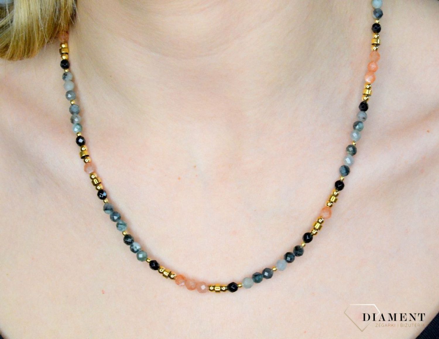 Naszyjnik damski kolorowe kamienie naturalne szmaragd, spinel DIA-NSZ-8054-925. Naszyjniki z kamieniami naturalnymi od lat zachwycają elegancją i ponadczasowym pięknem. Drobne koraliki kamieni naturalnych w odcieniach szarości.jpg