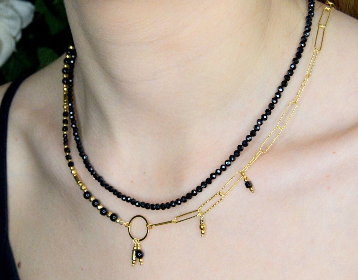 Naszyjnik damski kolorowe kamienie naturalne spinel DIA-NSZ-8056-925.  Naszyjniki z kamieniami naturalnymi od lat zachwycają elegancją i ponadczasowym pięknem. Drobne koraliki kamieni naturalnych w kolorze czarnym. Naszyjnik i.jpg