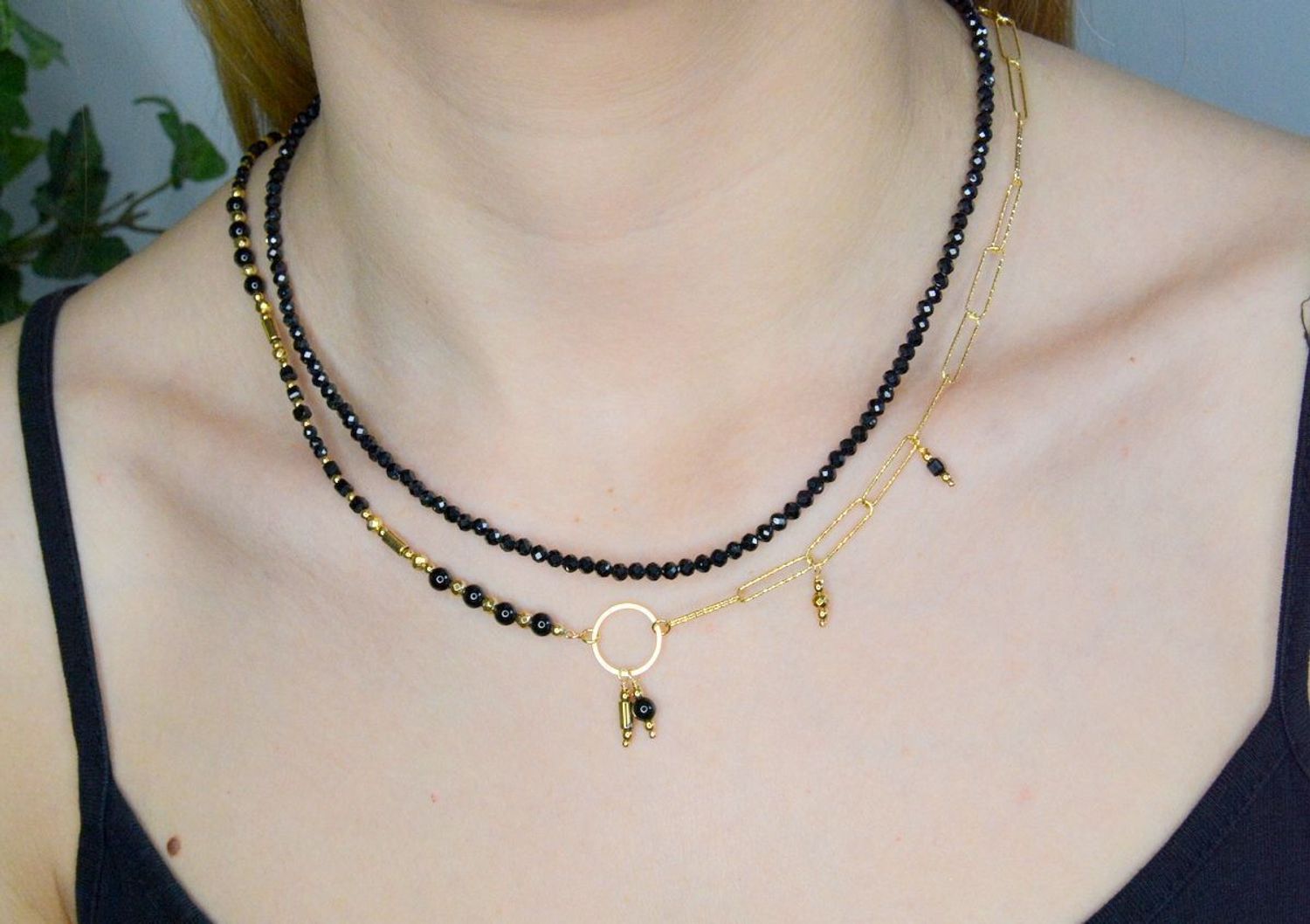 Naszyjnik damski kolorowe kamienie naturalne spinel DIA-NSZ-8056-925.  Naszyjniki z kamieniami naturalnymi od lat zachwycają elegancją i ponadczasowym pięknem. Drobne koraliki kamieni naturalnych w kolorze czarnym. Naszyjnik i.jpg