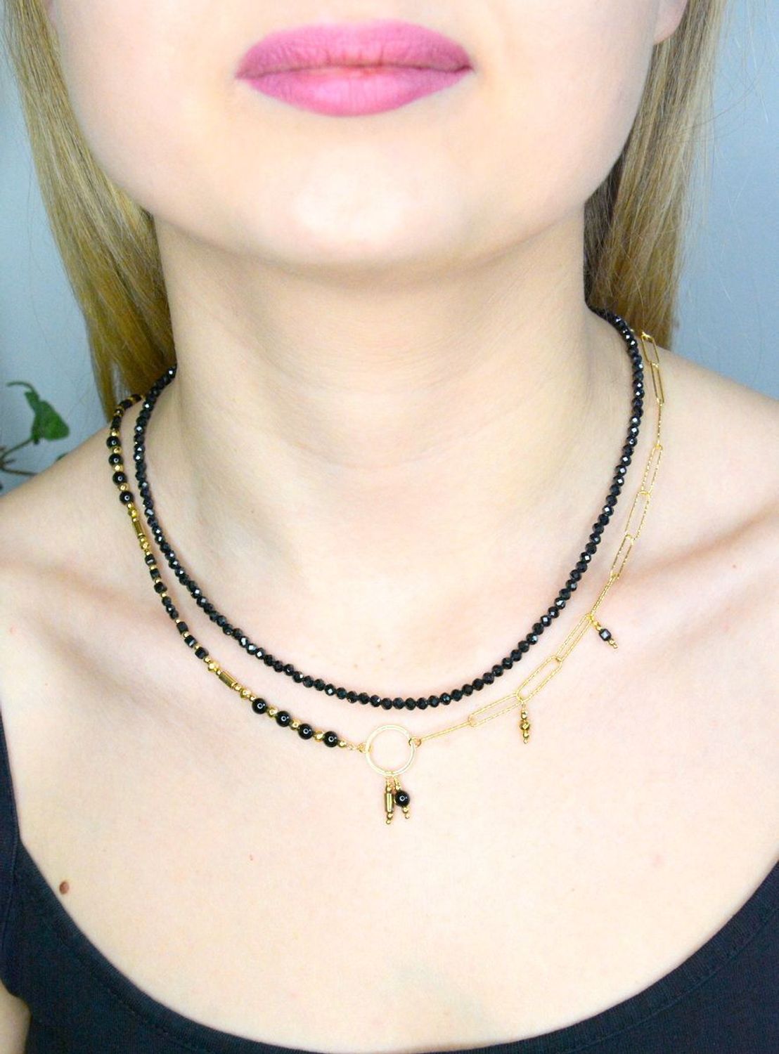 Naszyjnik damski kolorowe kamienie naturalne spinel DIA-NSZ-8056-925.  Naszyjniki z kamieniami naturalnymi od lat zachwycają elegancją i ponadczasowym pięknem. Drobne koraliki kamieni naturalnych w kolorze czarnym. Naszyjnik i.jpg